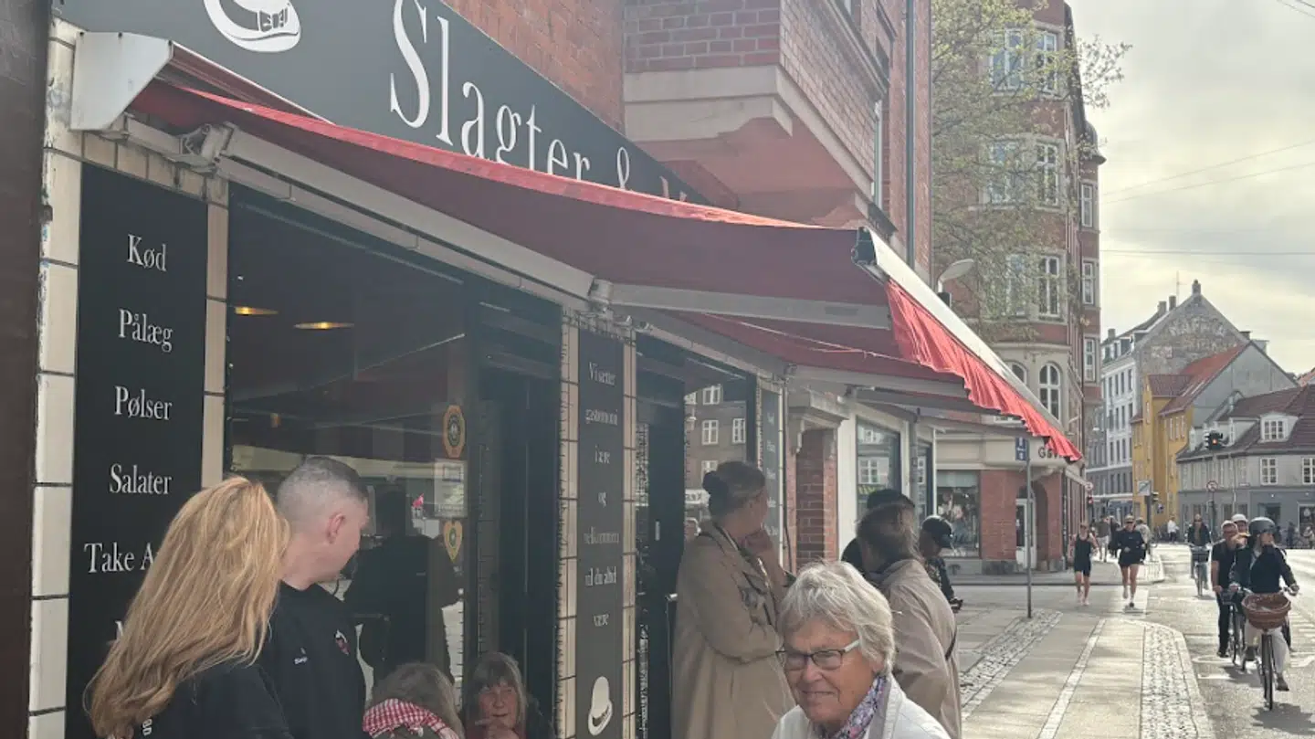 Kunde ude foran Slagter & Mad.