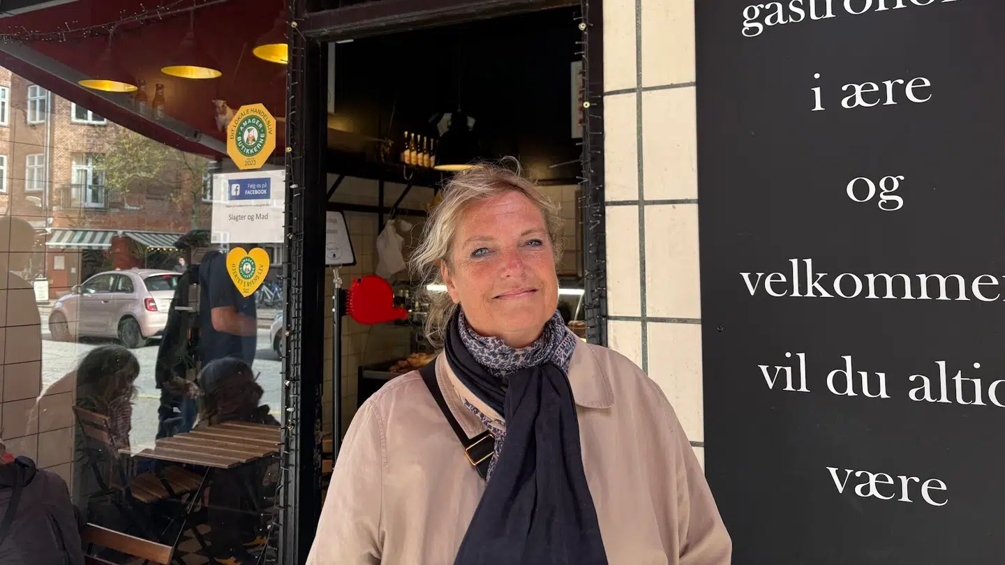 Helle Dalby er troppet op ved Slagter & Mad for at vise sin støtte til slagteren.