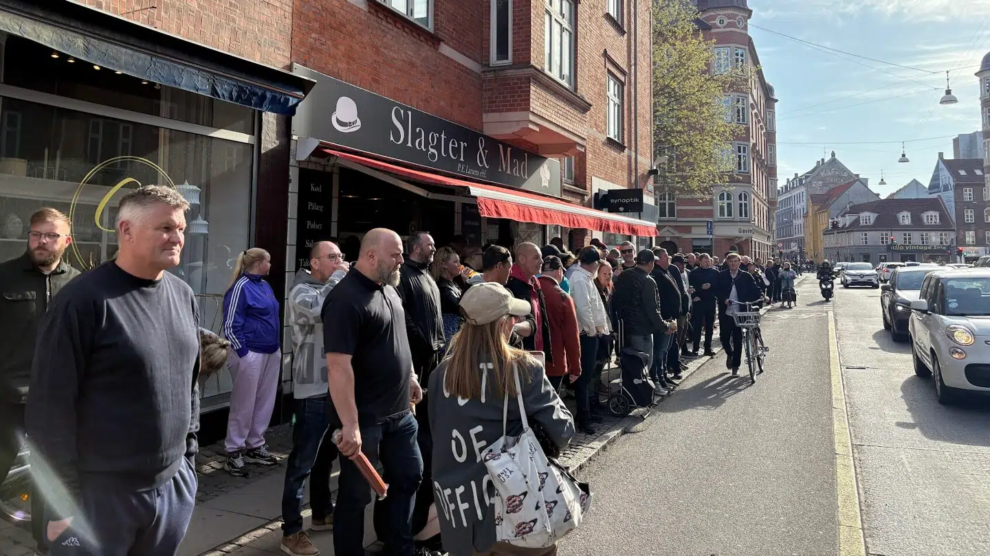 Foran Slagter & Mad samledes flere mennesker for at vise deres støtte til de lokale slagtere på Amager.