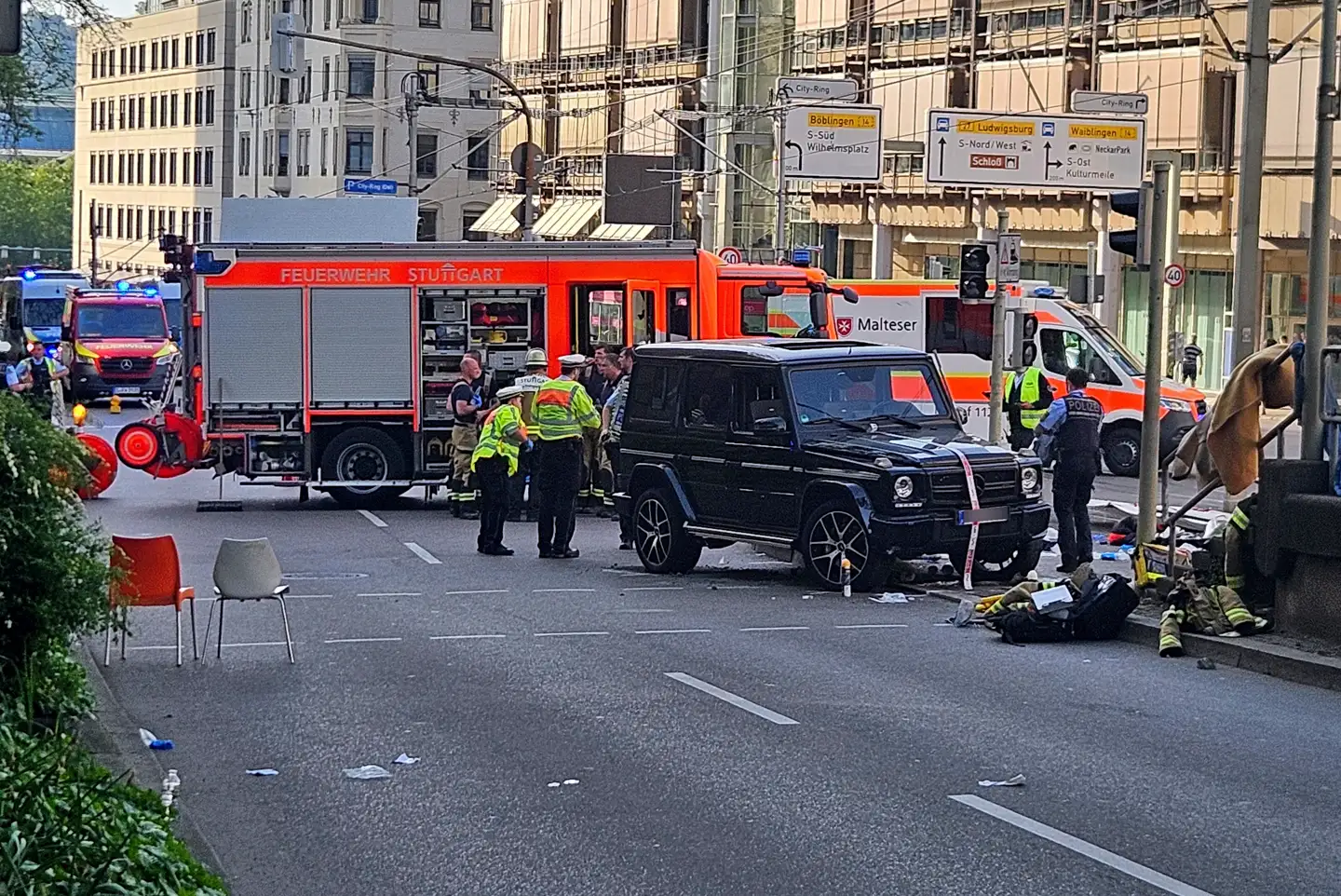 Flere personer er kommet alvorligt til skade, efter at en bil er kørt ind i en menneskemængde i Stuttgart i Tyskland.