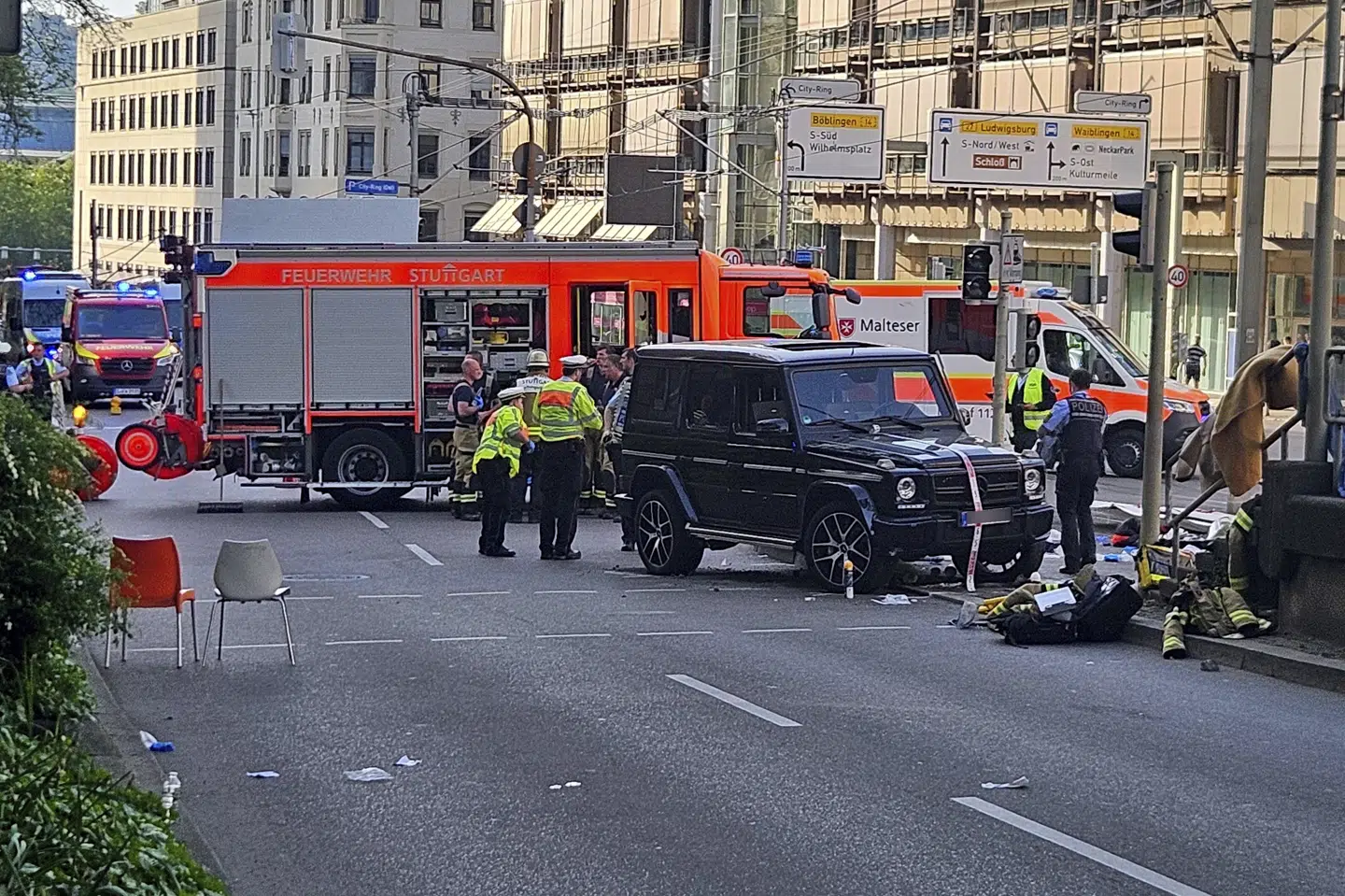 Det vurderes, at der er tale om en "tragisk trafikulykke" i Stuttgart, hvor en bil ramte flere personer.