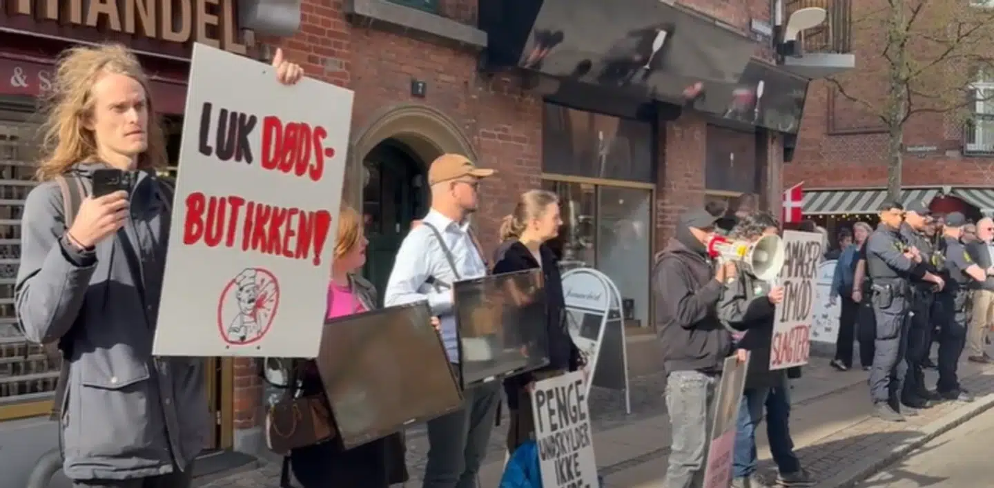 Dyreaktivist og medlem af gruppen 'Amager imod slagtere' Stefan Leander (i midten af billedet) er gæst i fredagens afsnit af B.T.s debatpodcast Borgerlig Tabloid. Her argumenterer han for, at det er forkasteligt at spise dyr, der har en »evne til at mærke smerte.« Sammen med protestgruppen vil han demonstrere foran alle slagtere på Amager. Indtil videre har de demonstreret foran to slagtere. Seneste fredag d. 2 maj hvor billedet er fra.