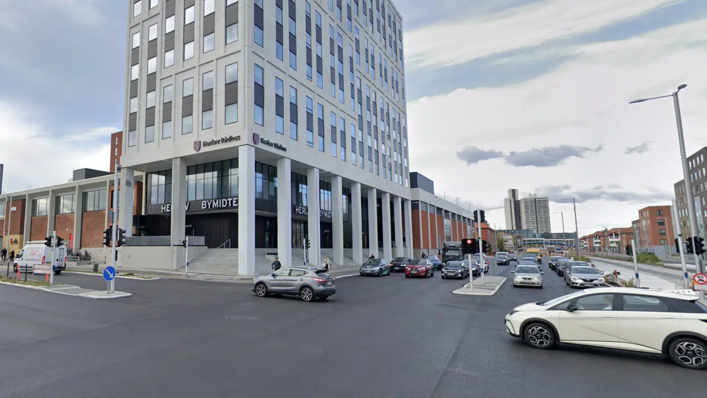 Ambulancen med patient blev påkørt under udrykning i dette kryds tæt ved Herlev Hospital.