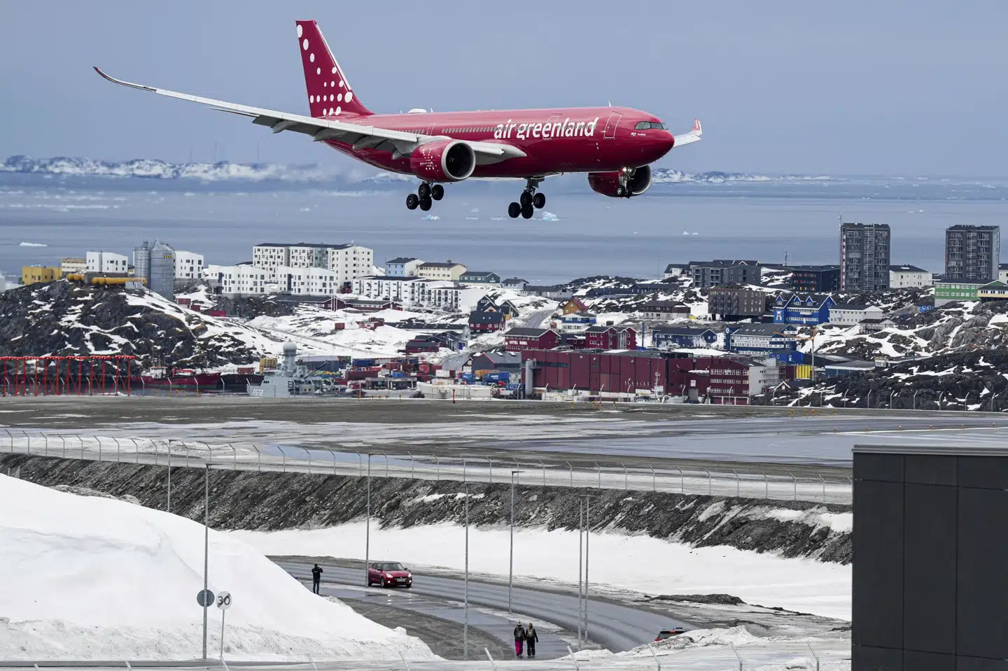 Der er ofte forsinkelser på afgange og ankomster til lufthavnen i Nuuk, der åbnede i november sidste år. (Arkivfoto).