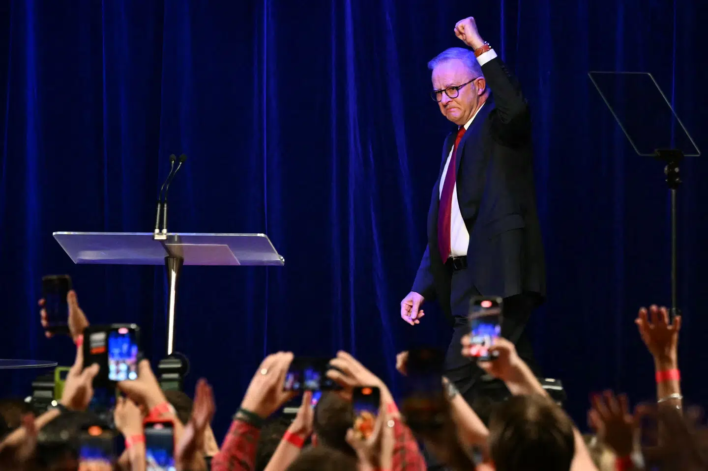 Med knyttet næve går Australiens premierminister, Anthony Albanese, på scenen til sejrstale.