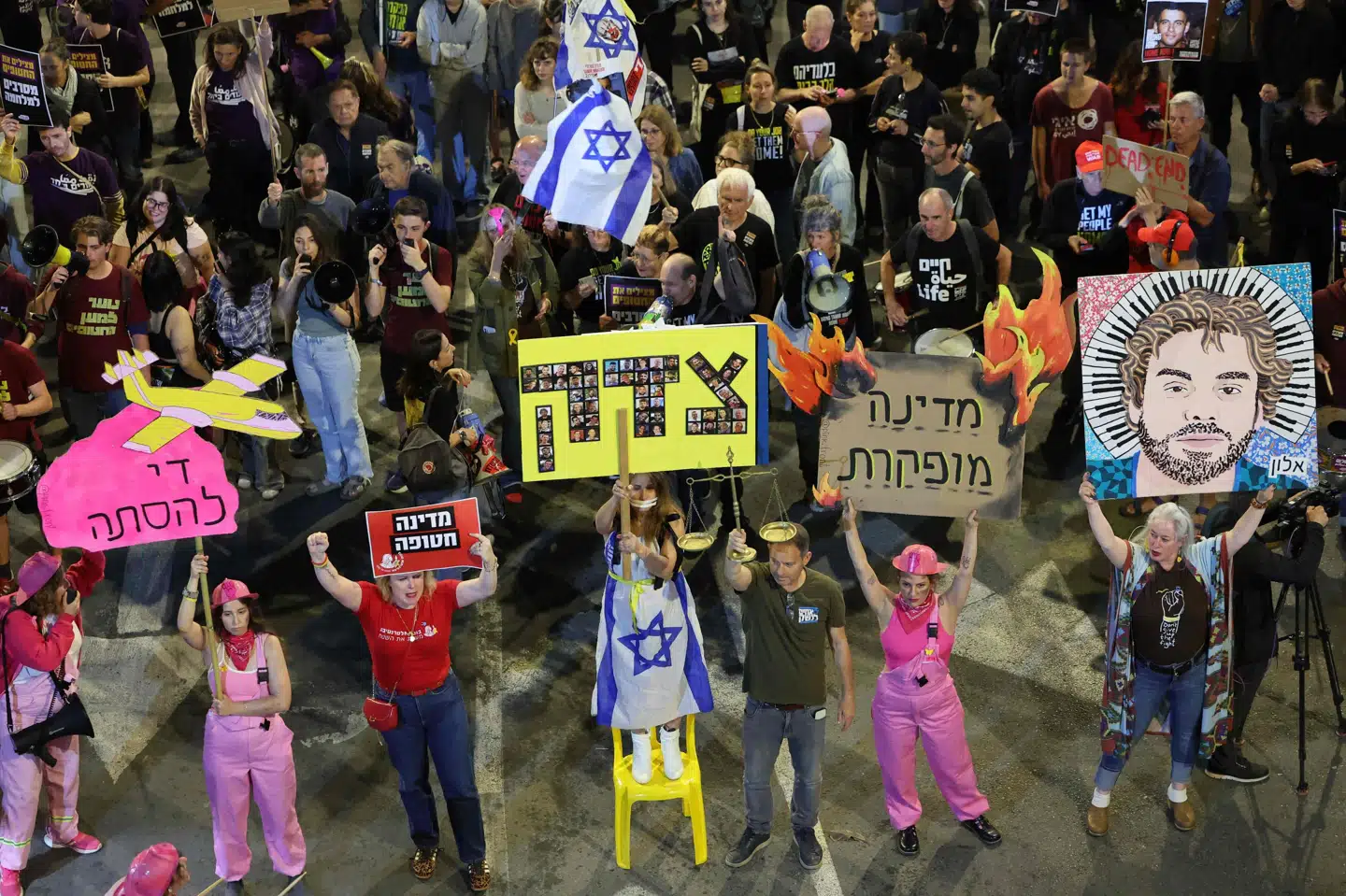 Demonstranter har lørdag aften protesteret i Tel Aviv mod den forestående optrapning af krigen i Gaza.