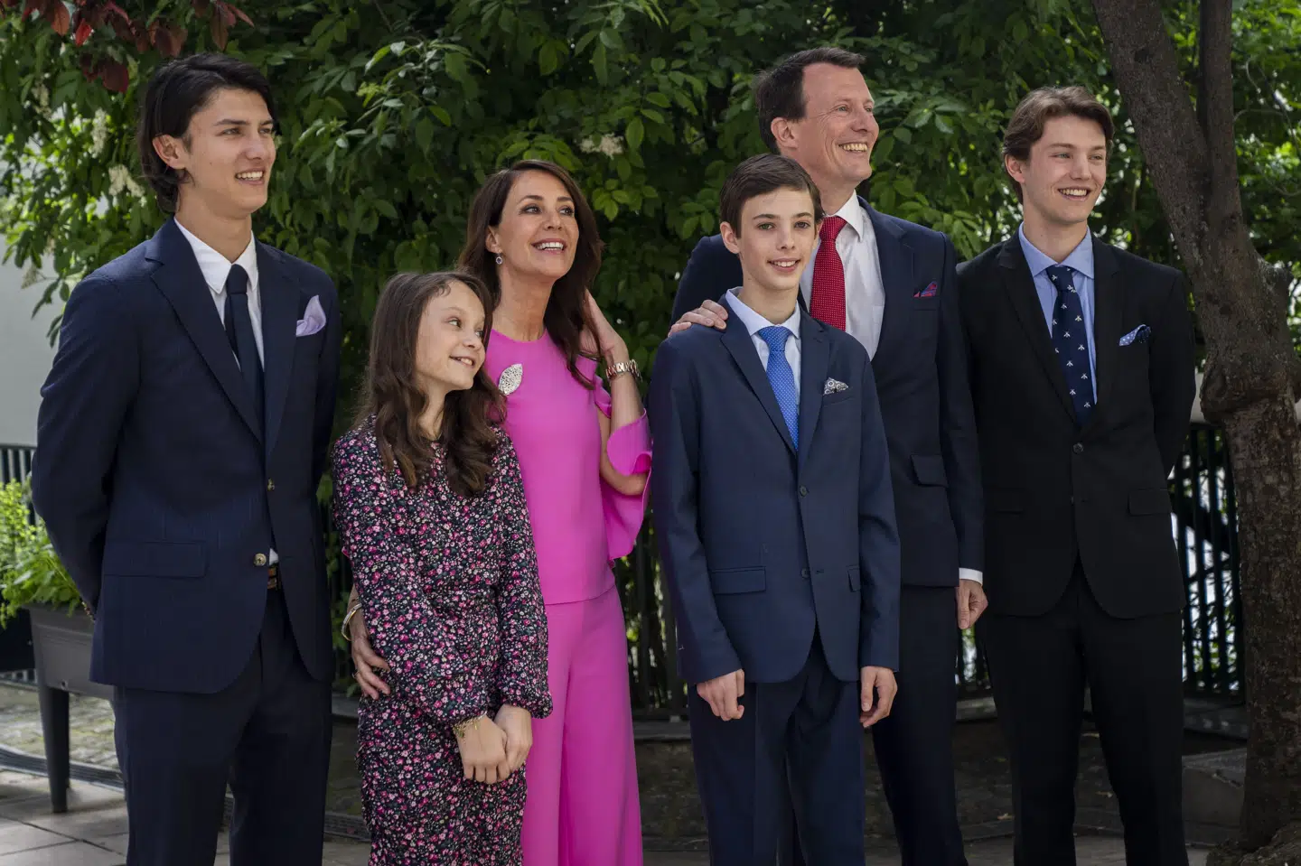 Fødselaren er her fotograferet sammen med sine forældre og sine søskende, da han blev konfirmeret i Frederikskirken i Paris. (Arkivfoto).