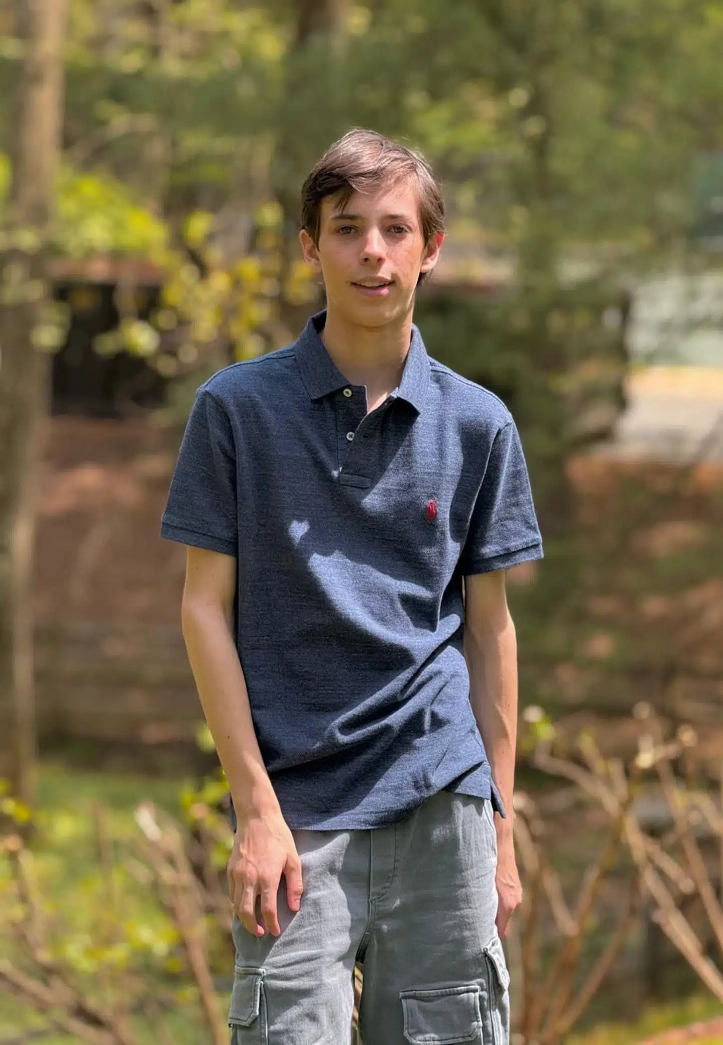 Grev Henrik fylder 16 år den 4. maj 2025. Her har prinsesse Marie taget et billede af fødselaren i solskin.