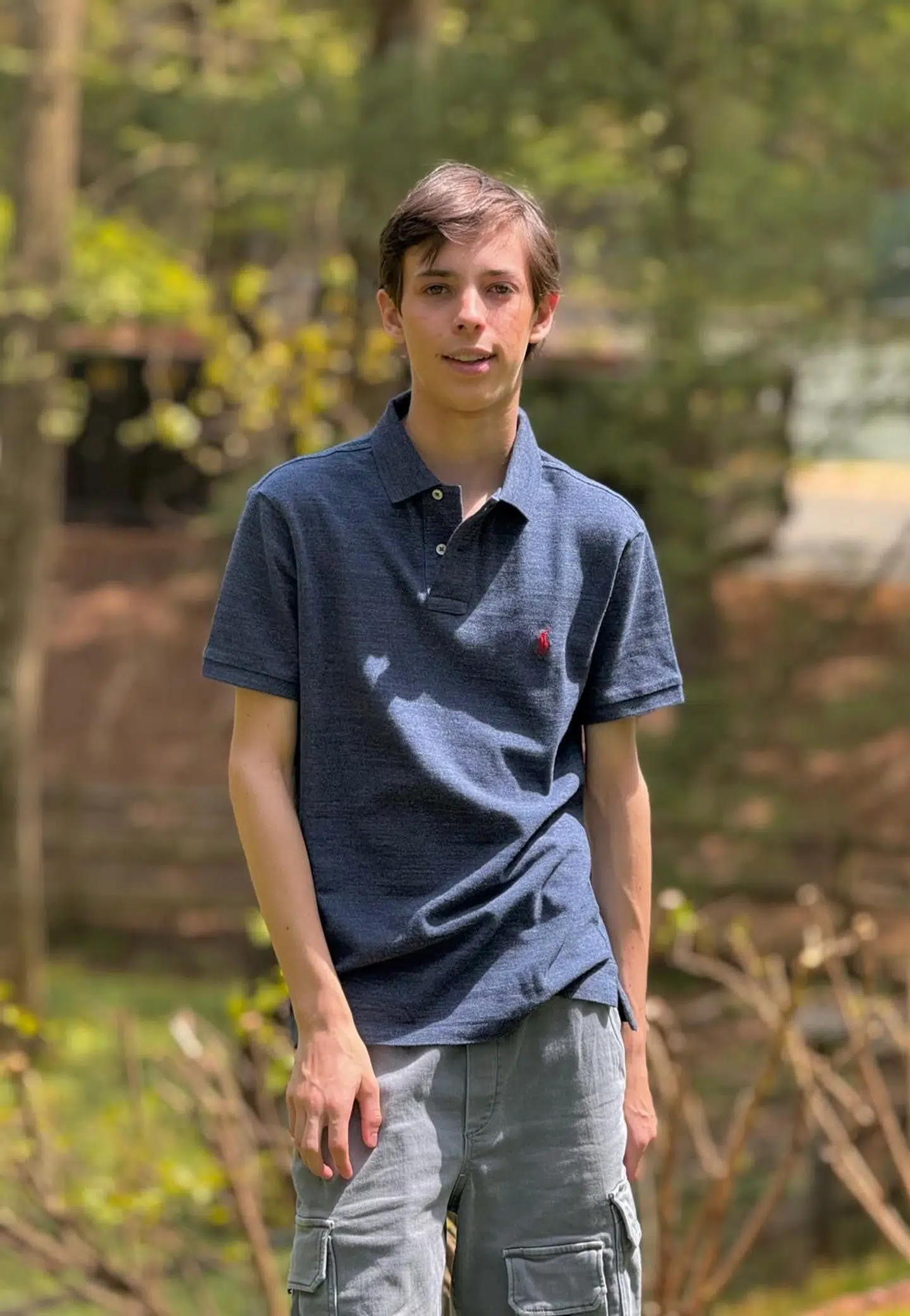 Grev Henrik fylder 16 år den 4. maj 2025. Her har prinsesse Marie taget et billede af fødselaren i solskin.