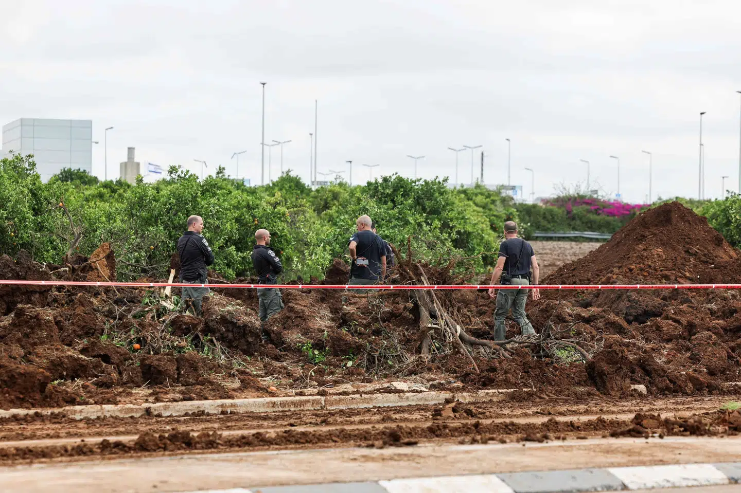 Israelske sikkerhedstjenester ser nærmere på krater nær lufthavn.