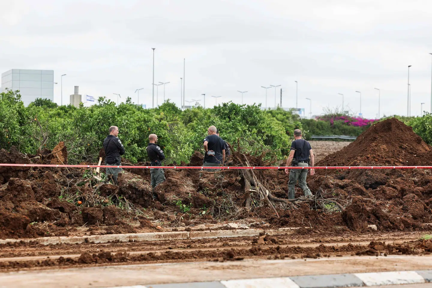 Israelske sikkerhedstjenester ser nærmere på krater nær lufthavn.