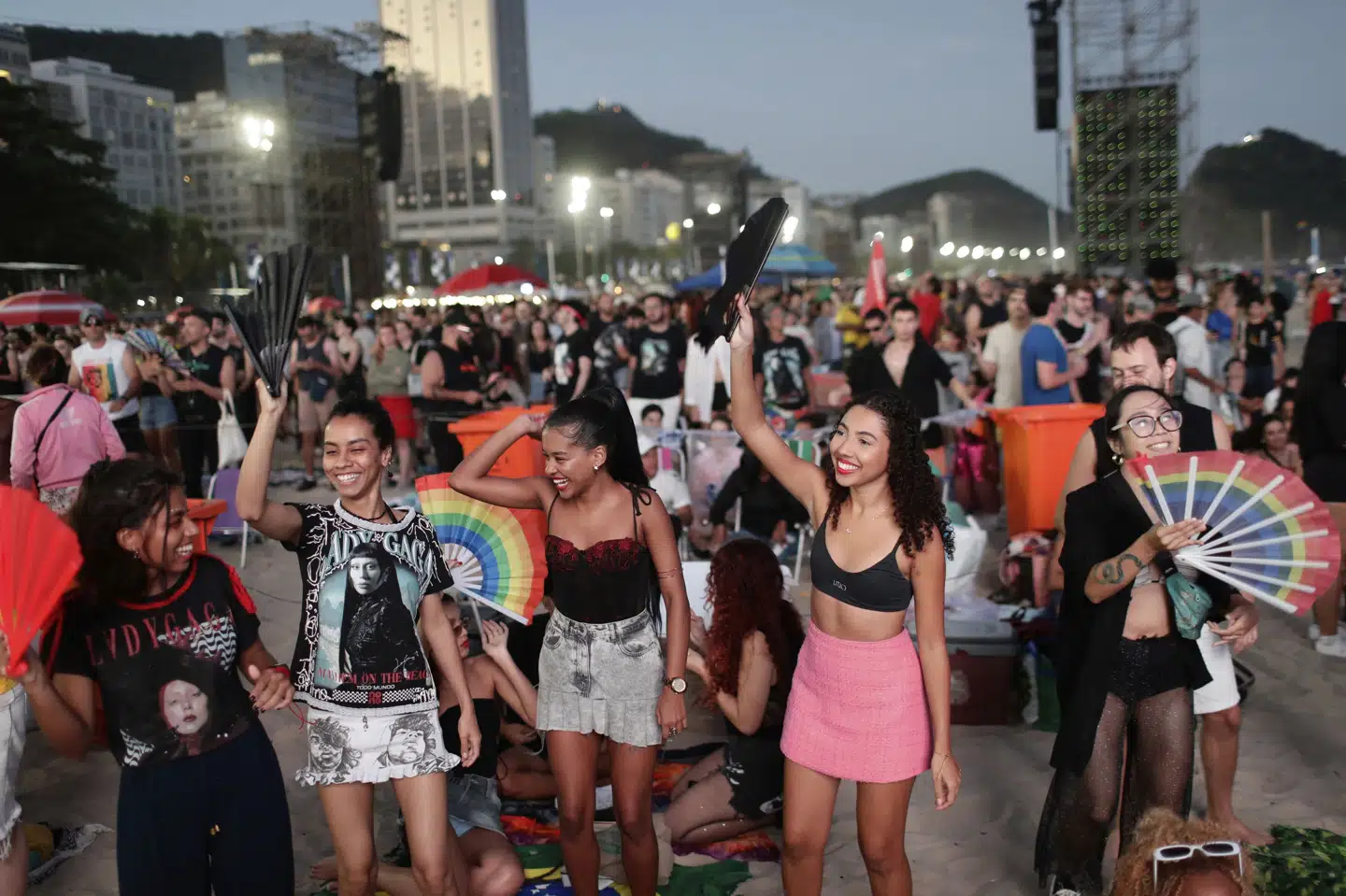 2,1 millioner mennesker så Lady Gagas optræde på Copacabana-stranden i Brasilien lørdag.