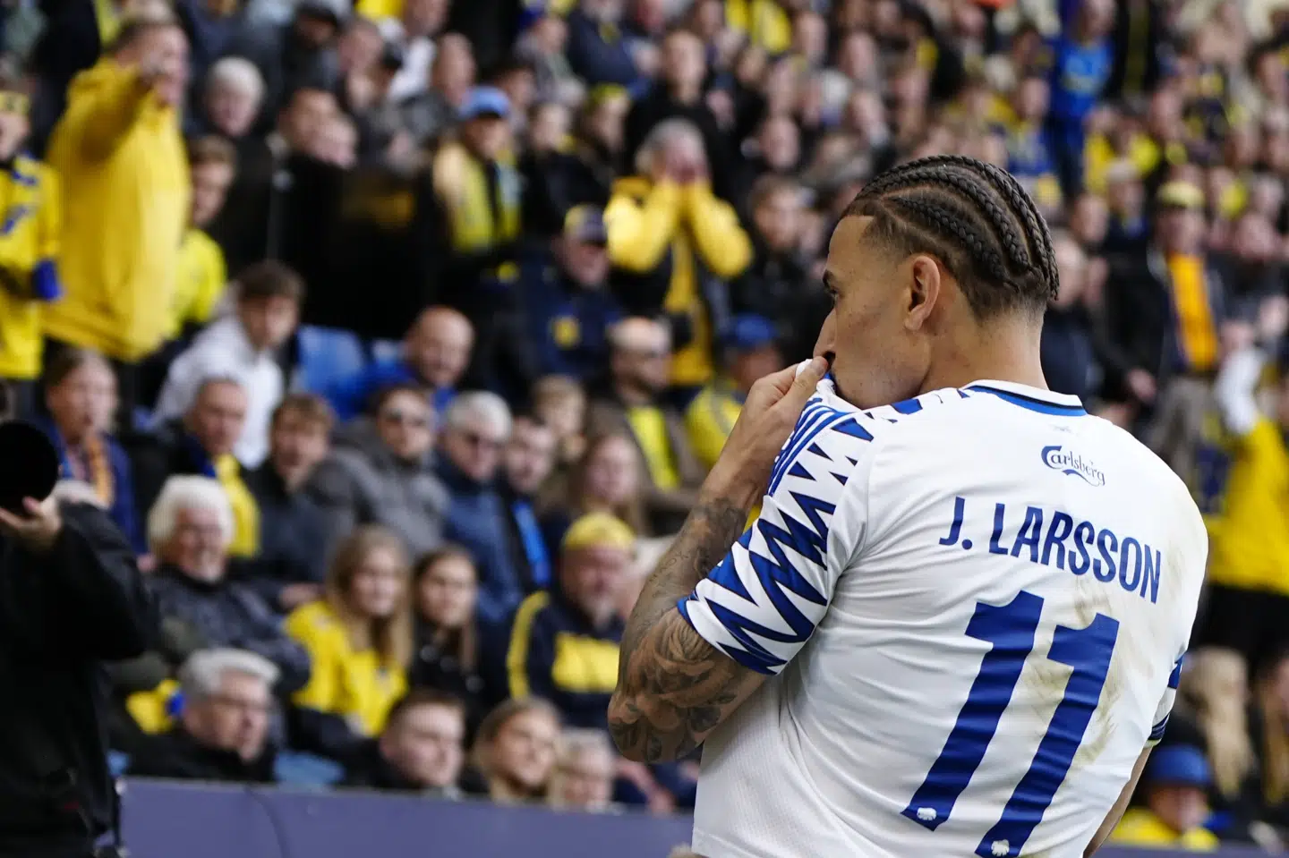 Jordan Larsson fejrede sin scoring ved at tage en hånd bag øret og kysse FCK-logoet.