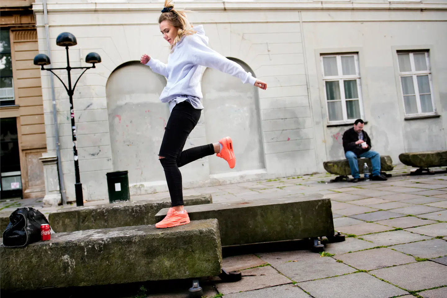 »Straks – nærmest uden at opdage det, lader det til – er journalisten nu på en mission for at forløse Fies Laursens traume, og give hende det svar om forløbet omkring operationen, vi skal forstå, hun har fortjent. #JusticeForFie.«