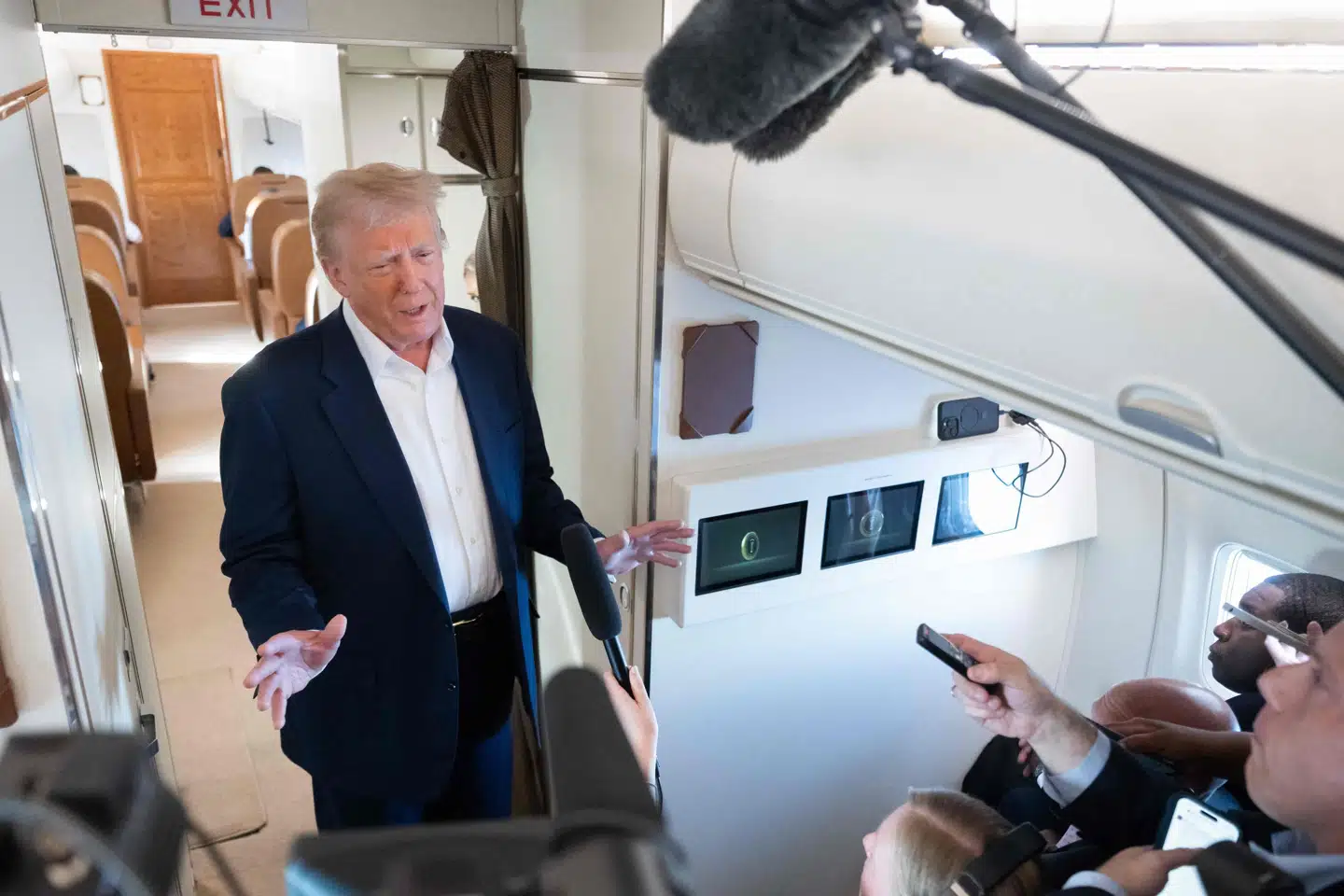 Donald Trumps vicestabschef, Stephen Miller, er blandt kandidaterne til at blive ny national sikkerhedsrådgiver, siger præsidenten om bord på Air Force One.