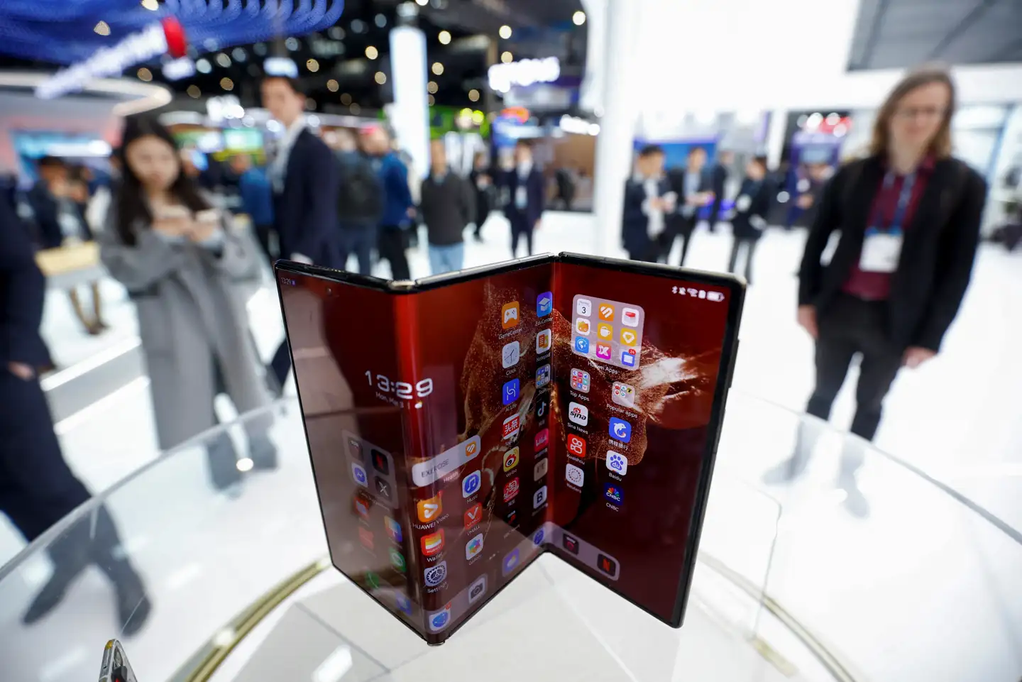 Huawei blev slået ud af mobilmarkedet af de amerikanske sanktioner mod højteknologi. Alligevel lykkedes det den kinesiske mobilgigant at udvikle blandt andet denne Maxe XT Ultimate-telefon, som kan foldes to gange, ligesom nye, avancerede chip tilsyneladende er udviklet uden brug af amerikansk teknologi.