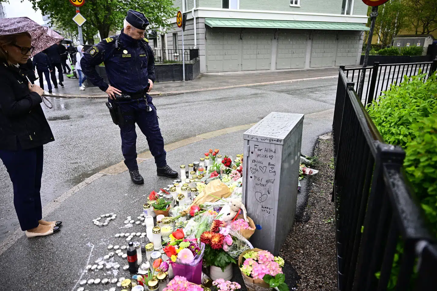 Flere personer har lagt blomster i Uppsala, efter tre personer blev dræbt i sidste uge.