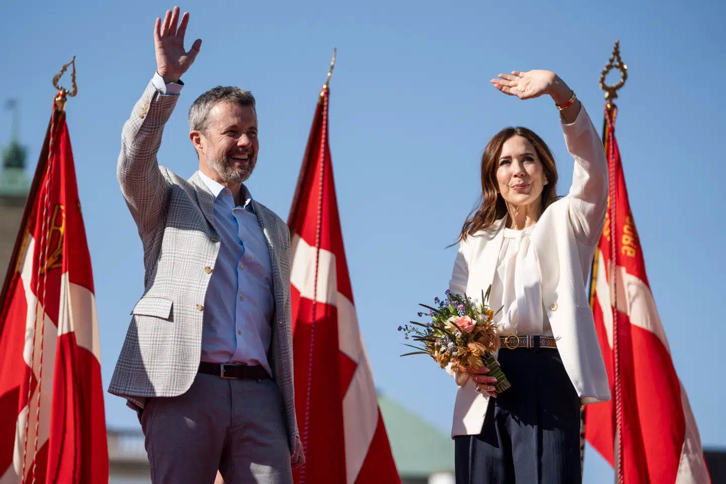 ARKIV. Kongeparret, kong Frederik X og dronning Mary, bydes officielt velkommen til Fredensborg, torsdag den 2. maj 2024. Kongeparret forlægger residens til Kancellihuset på Fredensborg Slot, hvilket fremover vil være Kongefamiliens faste residens, når der tages længerevarende ophold ved Fredensborg Slot.