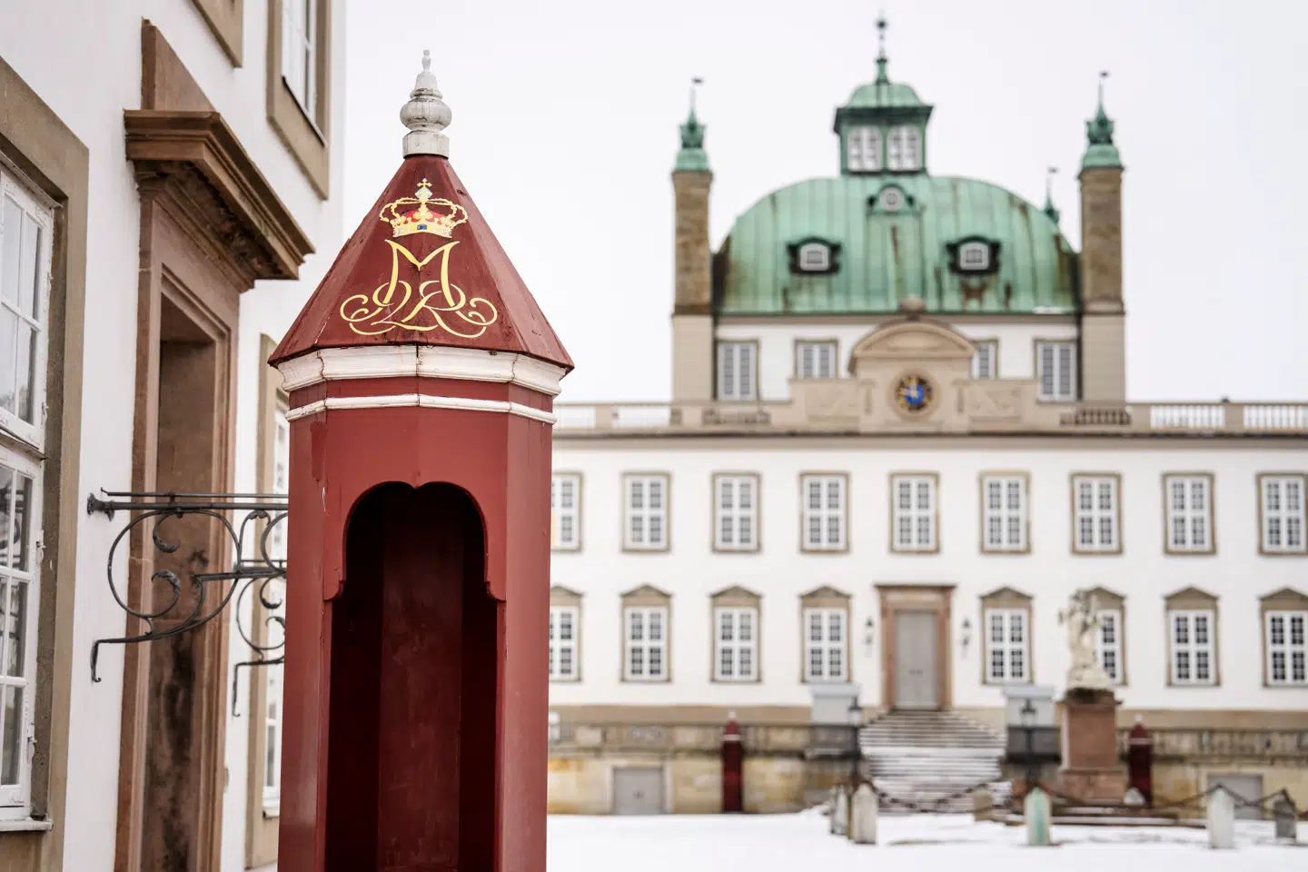 Fredensborg Slot i Fredensborg nær Hillerød i Nordsjælland, tirsdag den 9. januar 2024. Fredensborg Slot blev bygget som lystslot for Frederik IV og danner ofte ramme om store begivenheder i Kongehuset. Dronningen har residens på slottet forår og efterår, mens Kongefamilien bor i Kancellihuset, når de opholder sig på Fredensborg Slot.