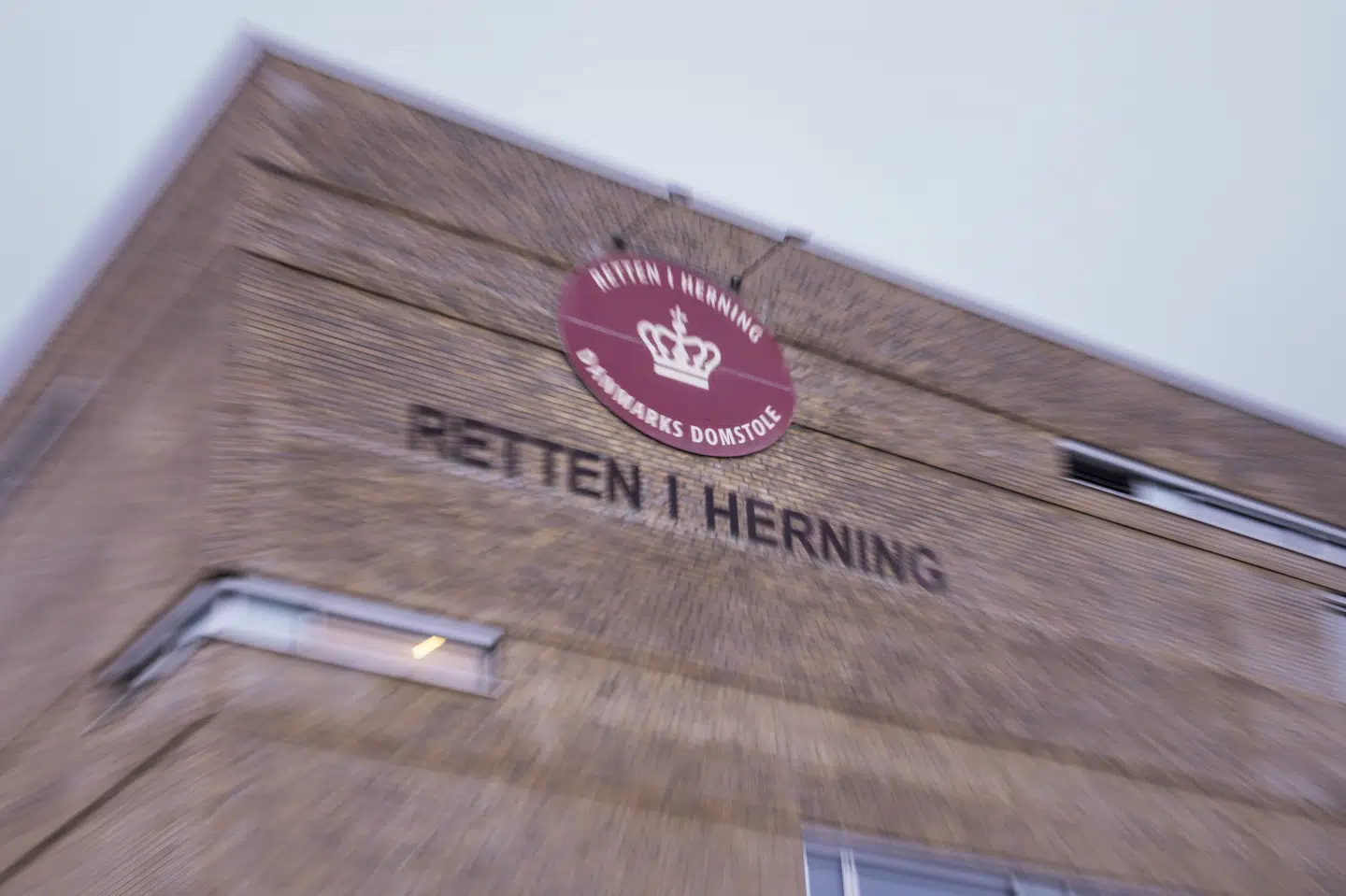 Et nævningeting ved Retten i Herning behandler sagen mod den 35-årige mand, der i april sidste år kolliderede med en 55-årig bilist nær Nørre Snede i Midtjylland. (Arkivfoto).