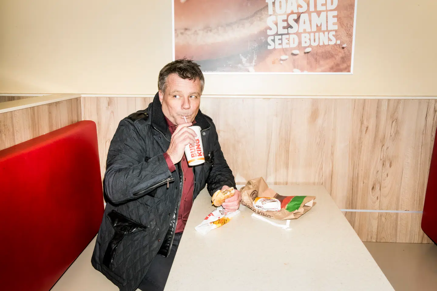 I marts 2024 trak forretningsmanden Peter Warnøe – som blandt andet er kendt fra »Løvens Hule« – sig pludselig fra sin egen fond Nordic Eye. Han havde »brug for en pause«, lød det. Hans exit kom dog i kølvandet på en række kritiske artikler.