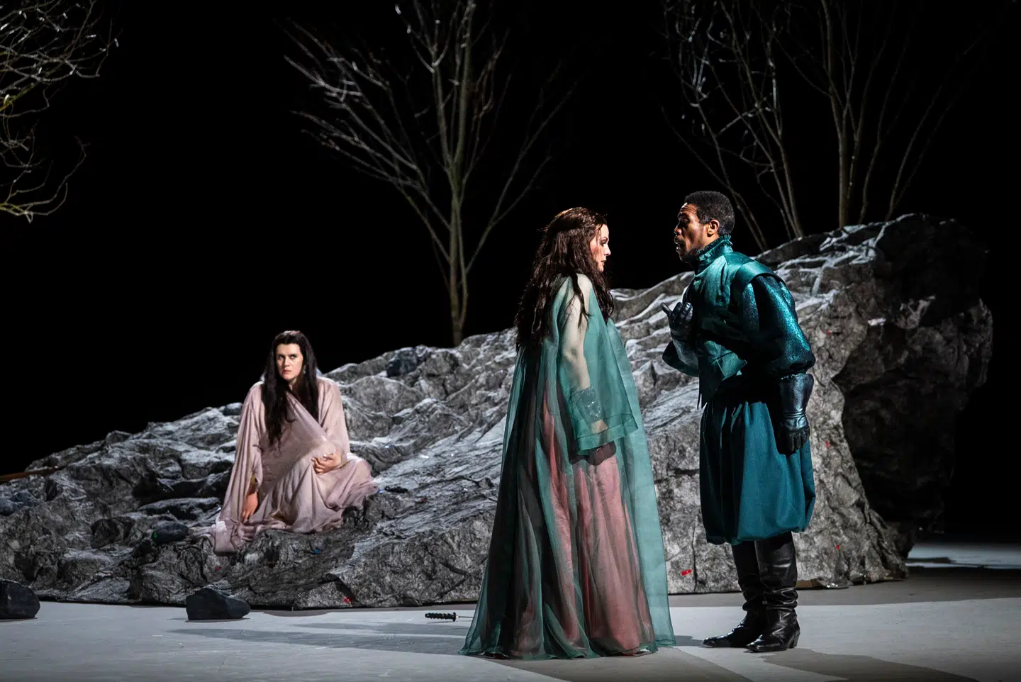 »Griselda« har ikke mange numre for flere sangere ad gangen – men her ses Noa Beinart, Marlene Metzger og Terrence Chin-Lo sammen.