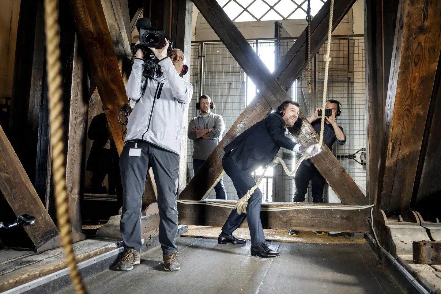 En mere end fire ton tung stormklokke i Vor Frue Kirke i København blev mandag sat i svingninger af kirkeminister Morten Dahlin (V).