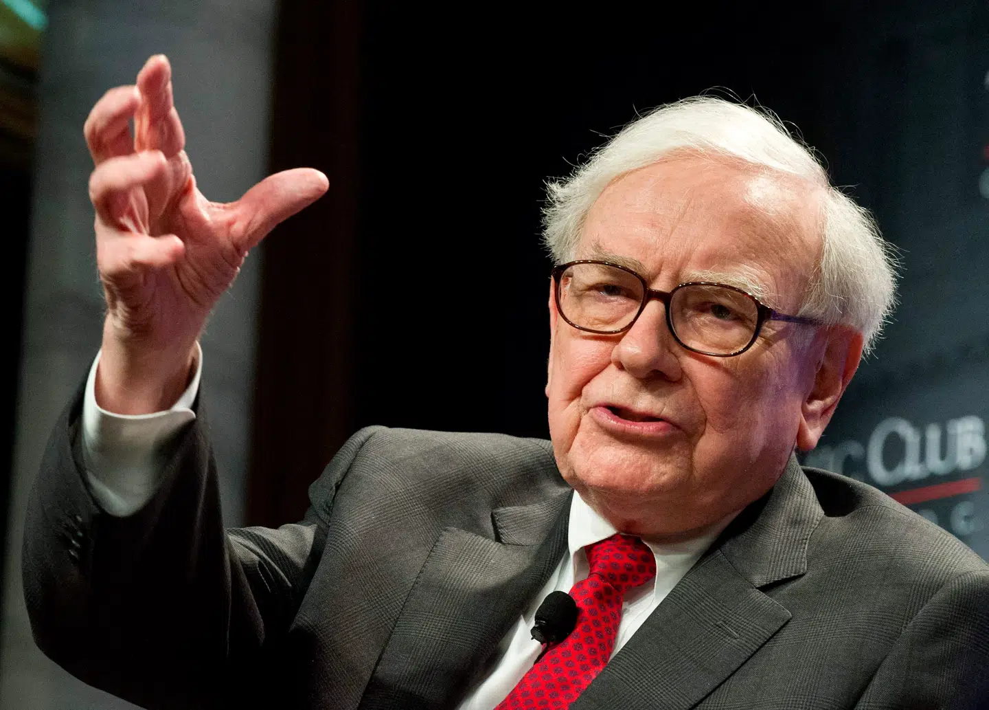 »Oraklet fra Omaha«, som den legendariske investor Warren Buffett også bliver kaldt, har været med til at præge aktiemarkedet på mange måder. Én af dem er hans indikator, »Buffett-indikatoren«, som lige nu bimler og bamler. Men der er et par faldgruber, fortæller eksperter.