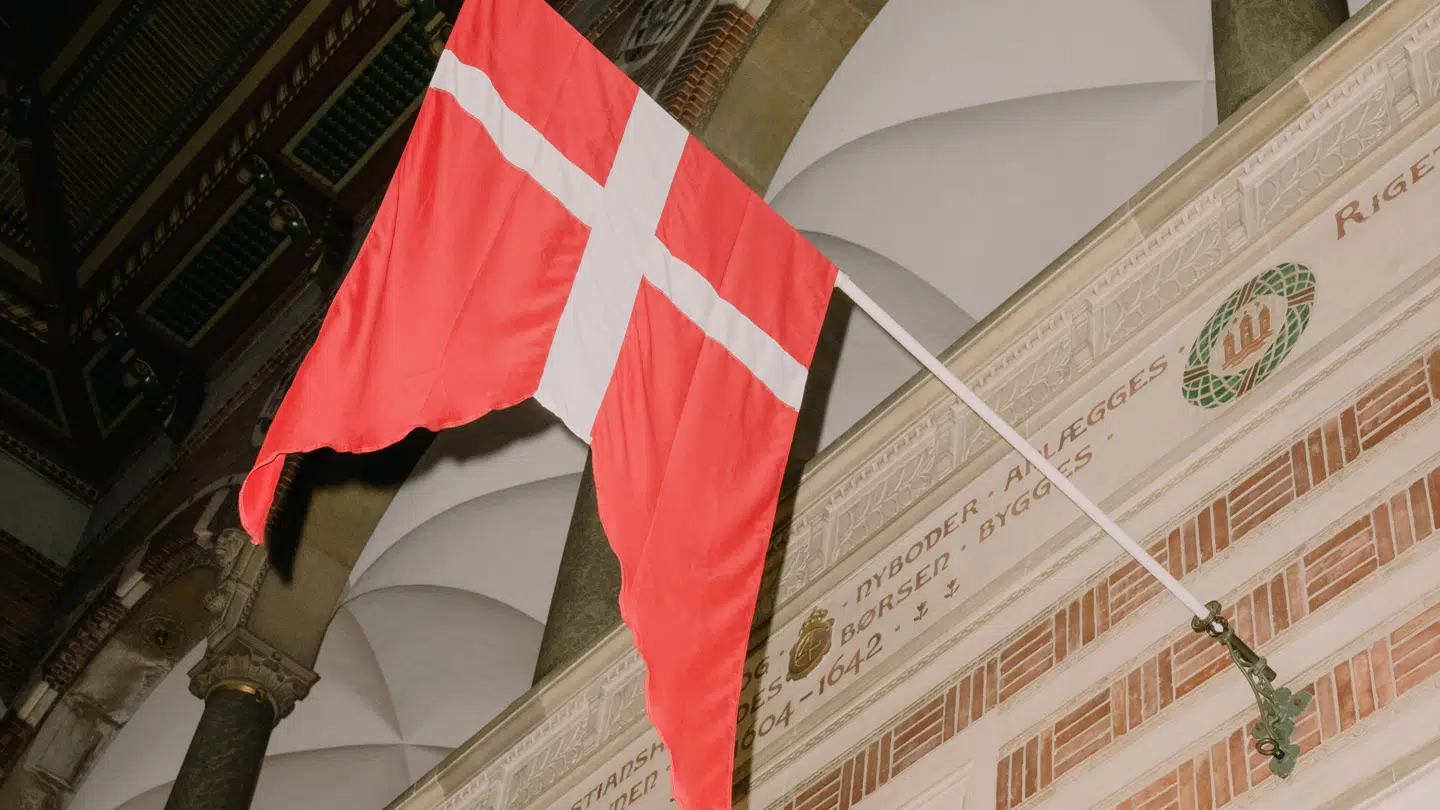 Folk strømmer til stemmeboksen ved Københavs Rådhus. Stemmeboks, folketingsvalg, Rådhus, Dannebrog, Danmark,