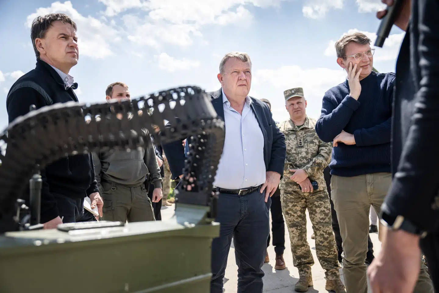 Venstre udenrigsordfører Christian Friis Bach (tv.) vil ikke afvise, at regeringen på sigt udstyrer danske soldater med både klyngebomber og personelminer.
