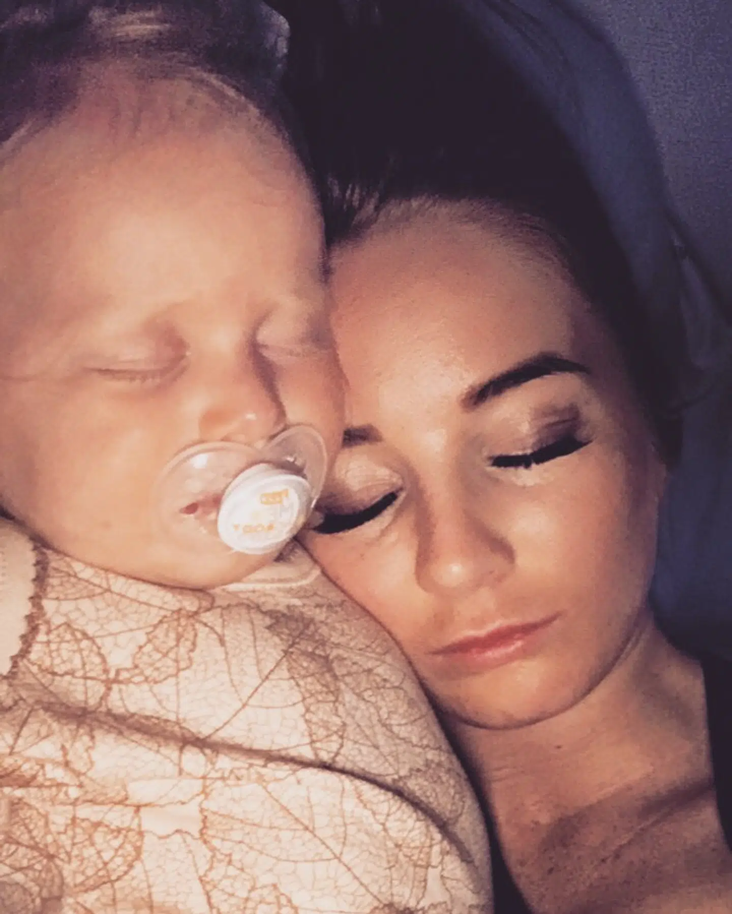 Cecilie Danris blev stukket 46 gange af sin ekskæreste i maj 2017. I dag er hun skuffet over systemet. Her ses hun med sin 16 måneder gamle datter.