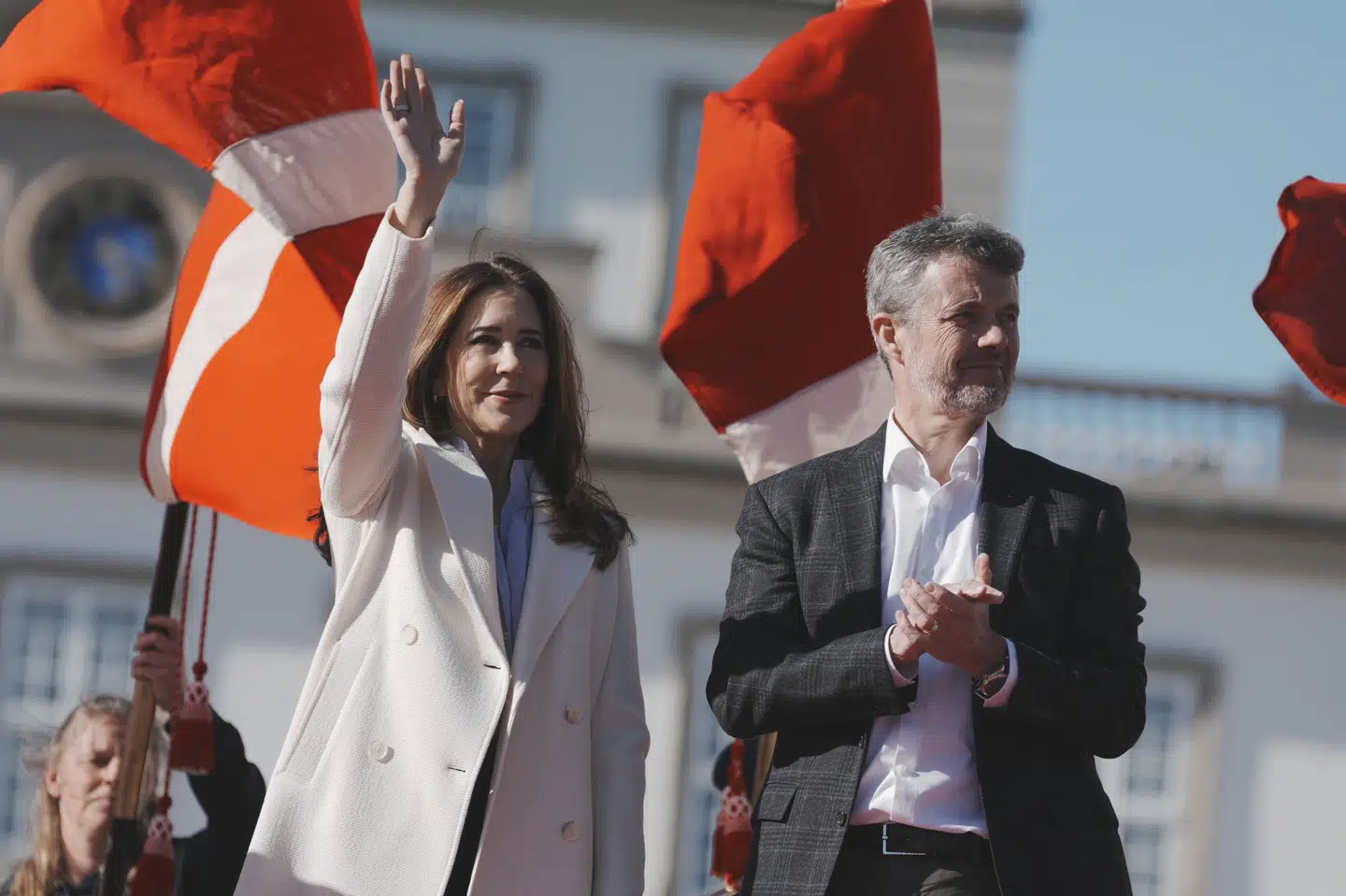 Kongeparret blev budt velkommen i Fredensborg med flag og sang.
