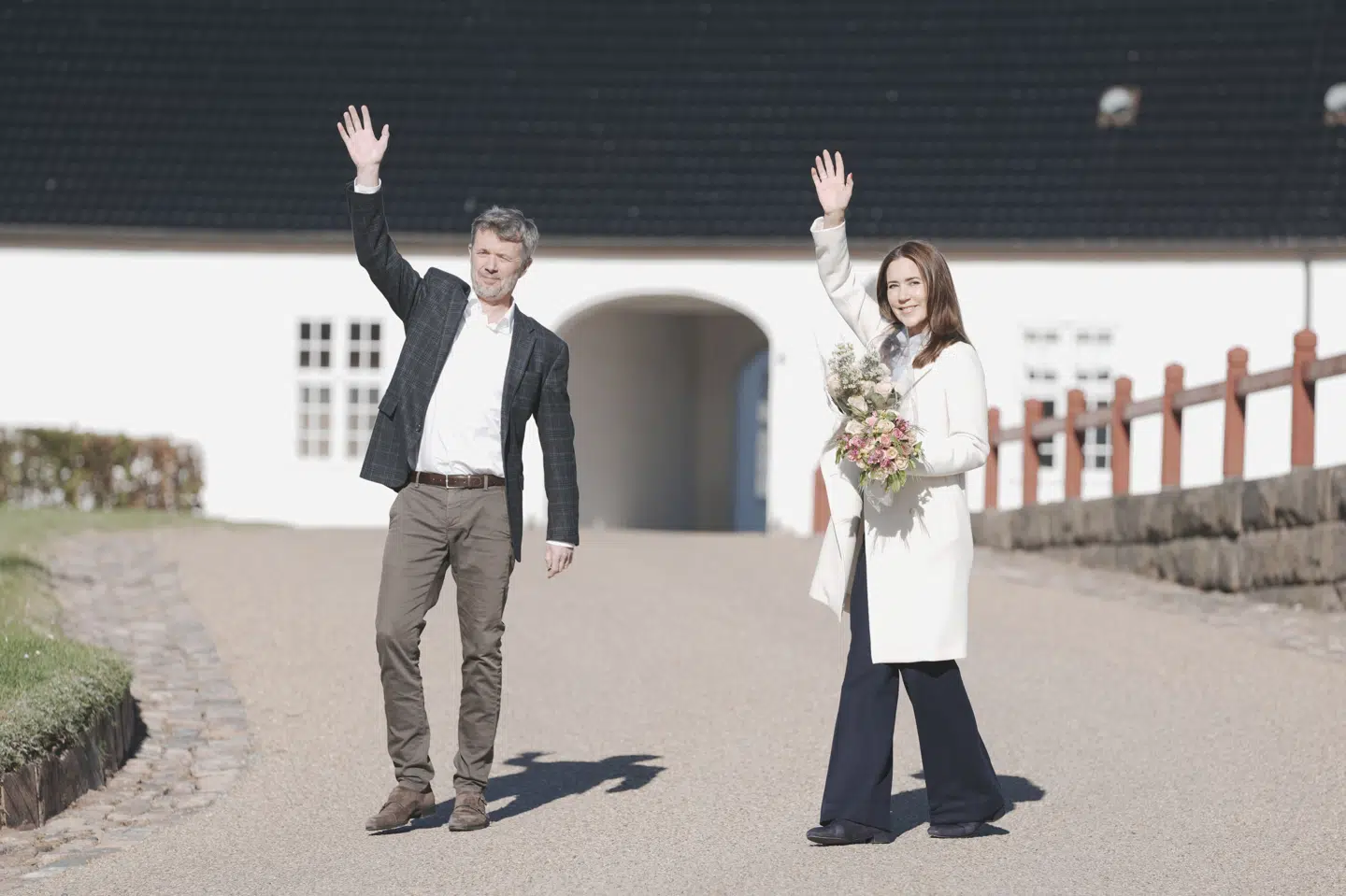 Kongeparret rykkede i starten af maj 2025 ind i Kancellihuset ved Fredensborg Slot, som de næste mange måneder skal være deres hjem. Her bød de lokale velkommen med flag og sang.