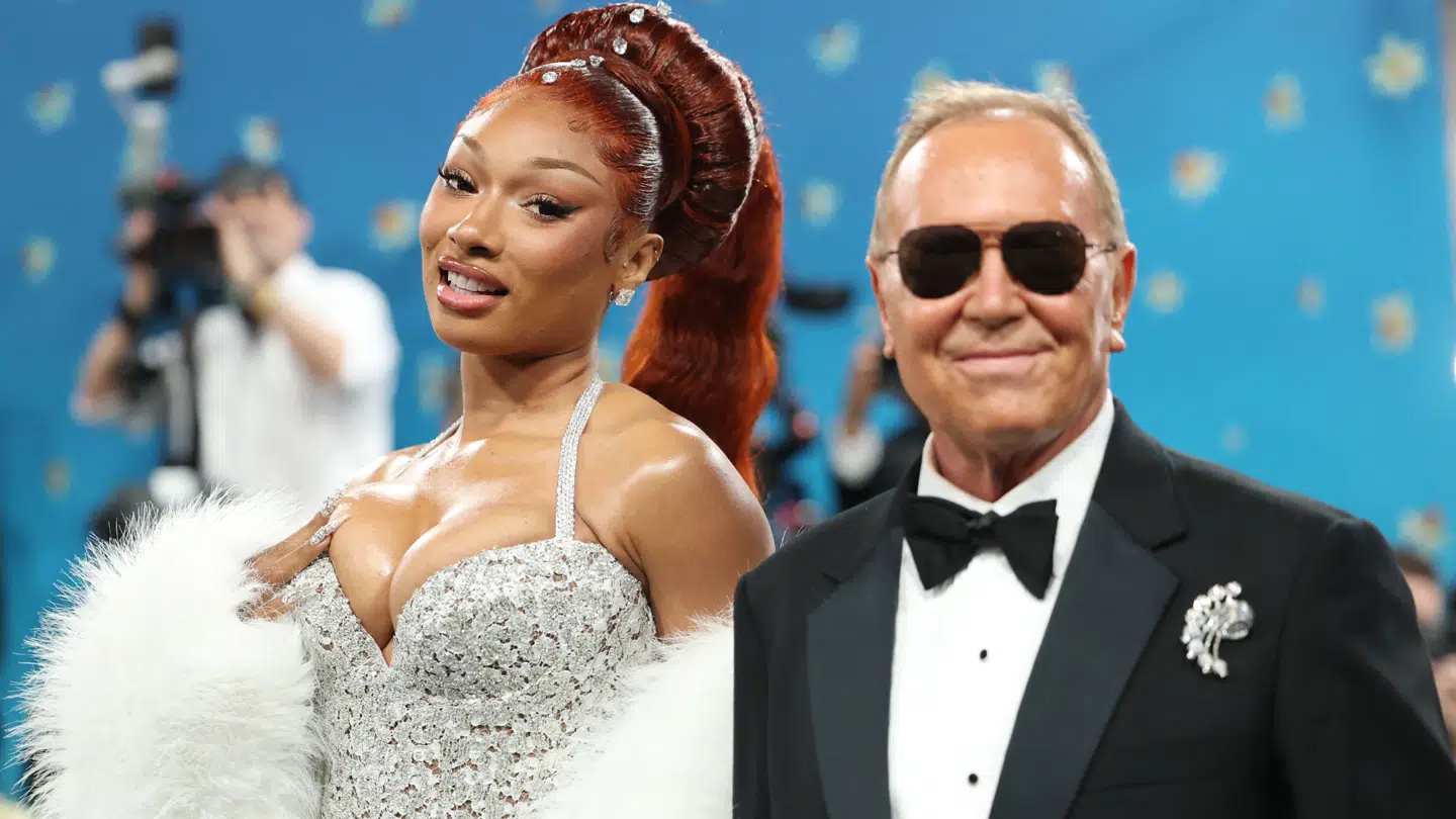 Megan Thee Stallion ses her sammen med designeren Michael Kors på den røde løber til The Met Gala