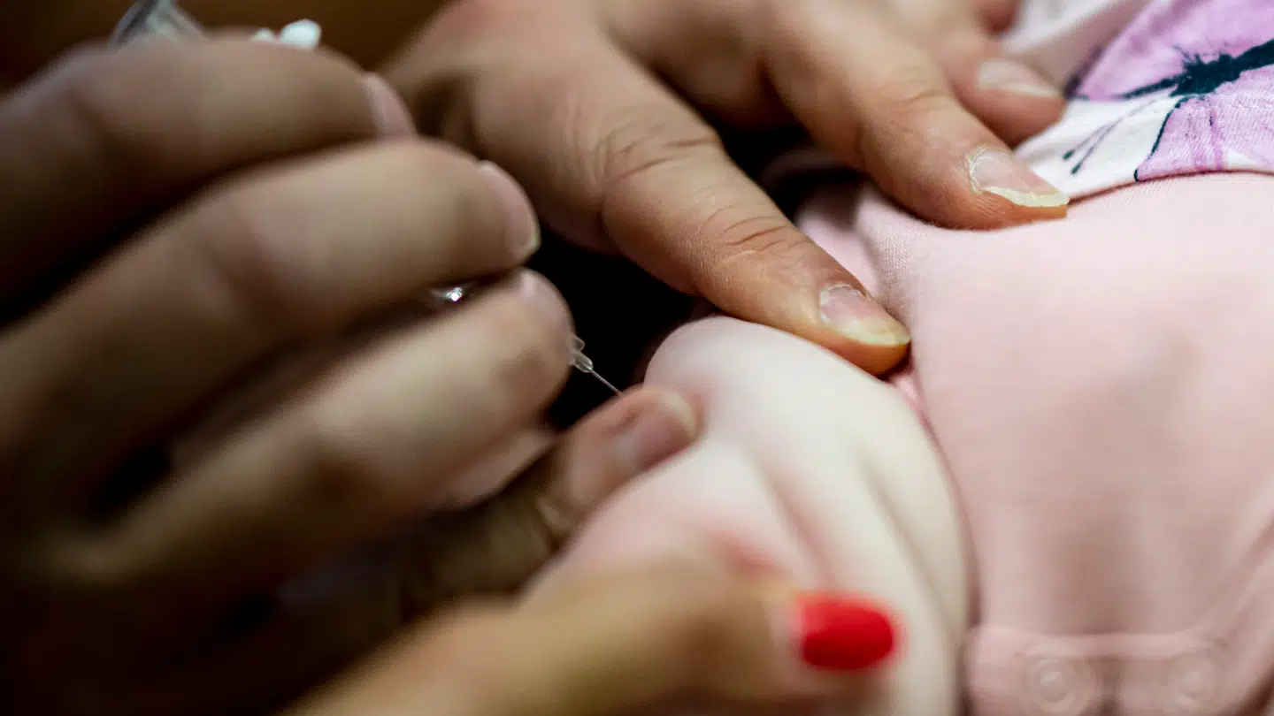 Et lille barn vaccineres mod blandt andet kighoste (arkivfoto).