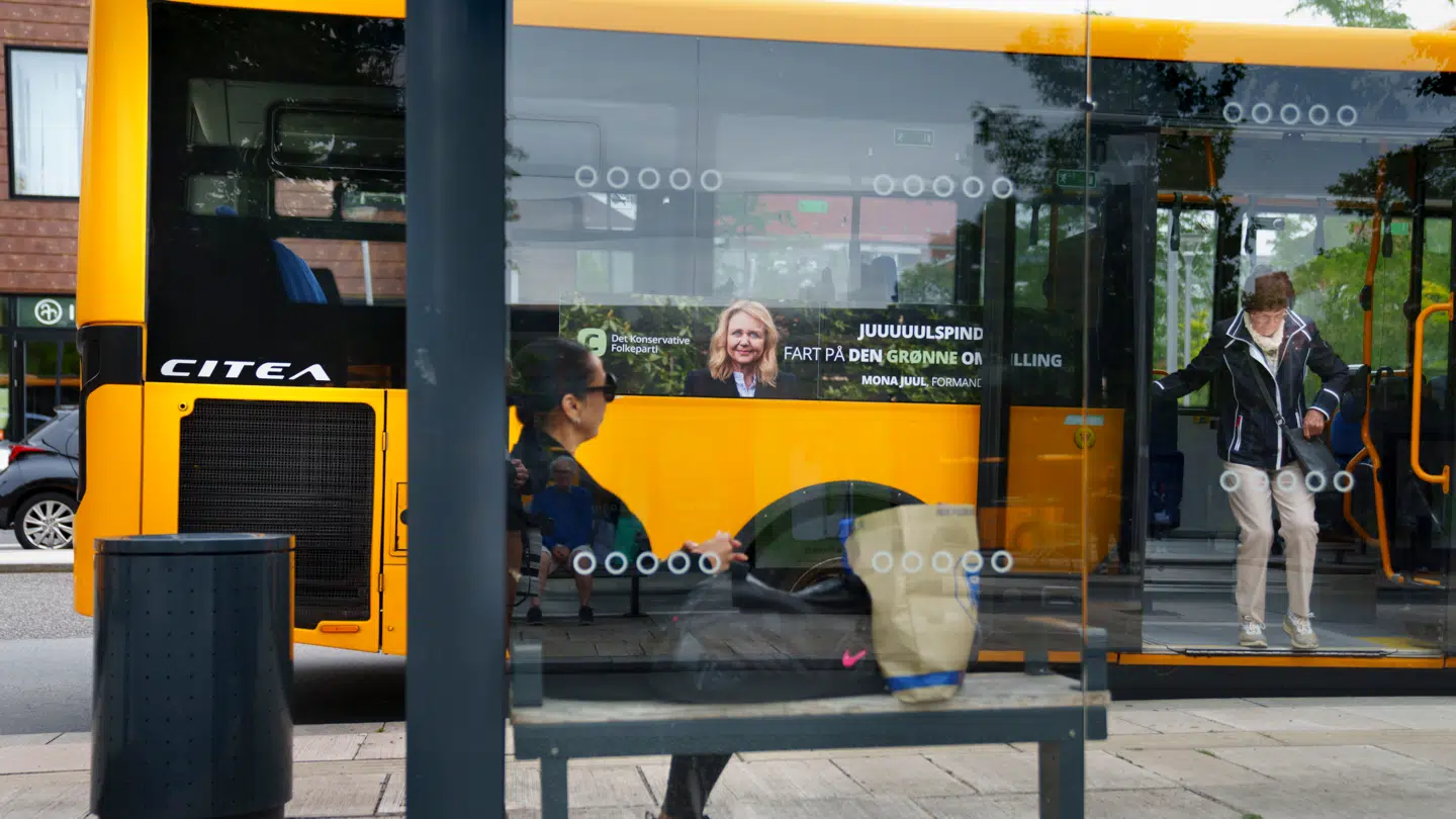 "Chaufføren råber, at døren er defekt, så han kan ikke åbne den," lyder det fra en passager.
