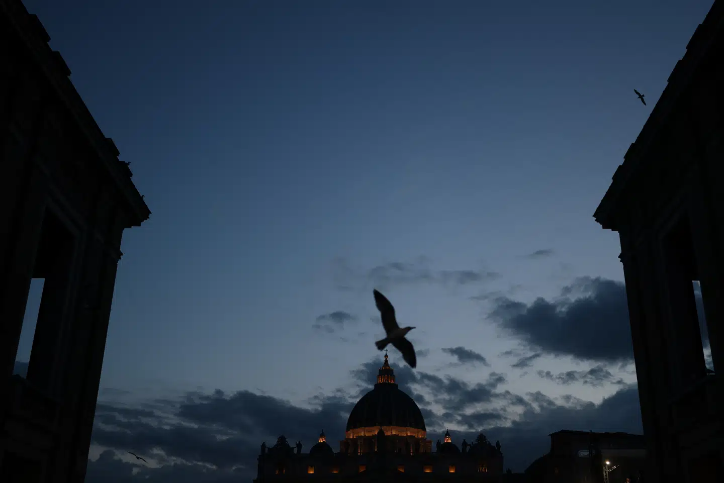 Når tusmørket sent onsdag eftermiddag begynder at sænke sig over Peterpladsen, finder den første af en række afstemninger i forbindelse med valget af den kommende pave sted i Det Sixtinske Kapel.