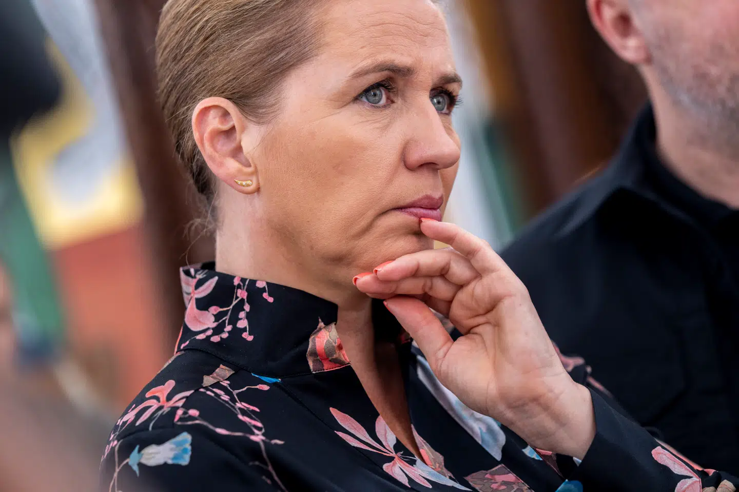 Statsminister Mette Frederiksen (S) besøgte i 2023 St. Andrews-kirken i Kyiv-forstaden Butja i Ukraine. Truslerne udefra betyder, at der er brug for en åndelig oprustning i Danmark, siger hun.
