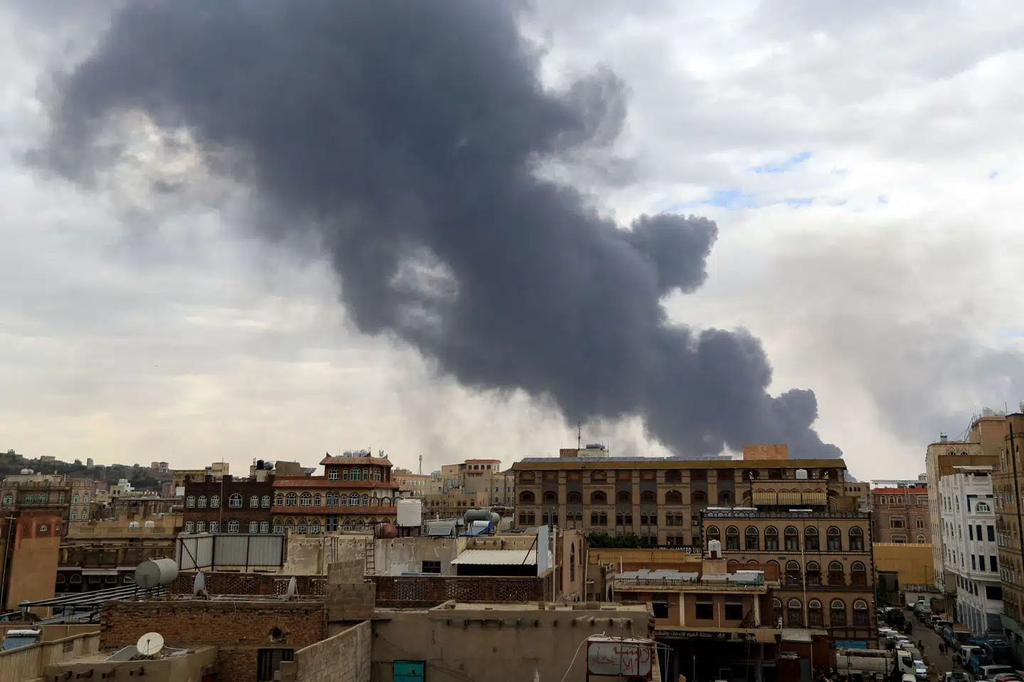 Sort røg stiger op over Yemens hovedstad, efter at Israels militær har angrebet Sanaa.