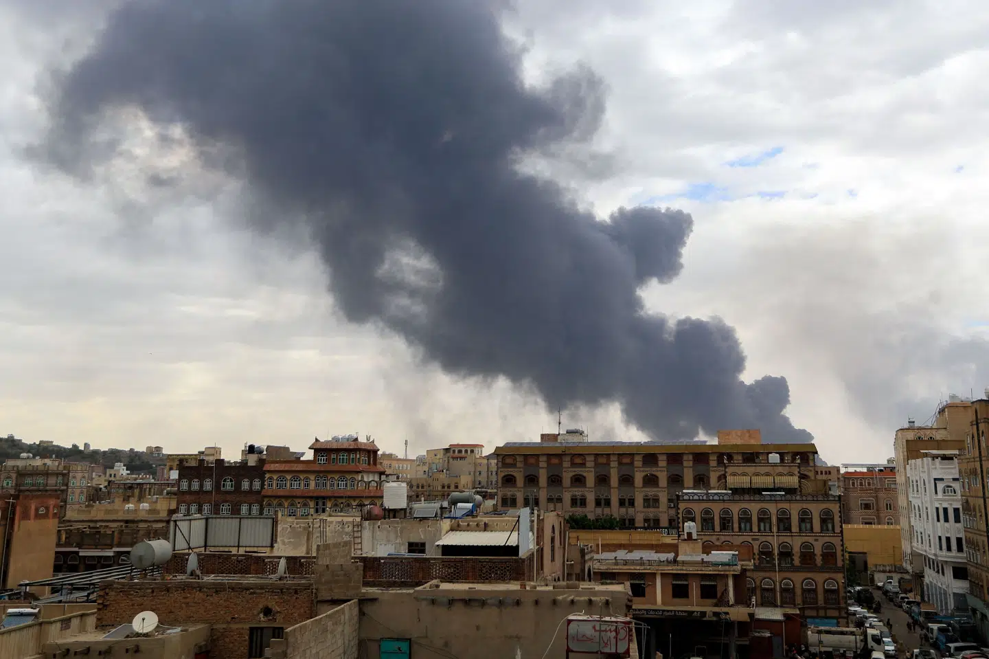 Sort røg stiger op over Yemens hovedstad, efter at Israels militær har angrebet Sanaa.