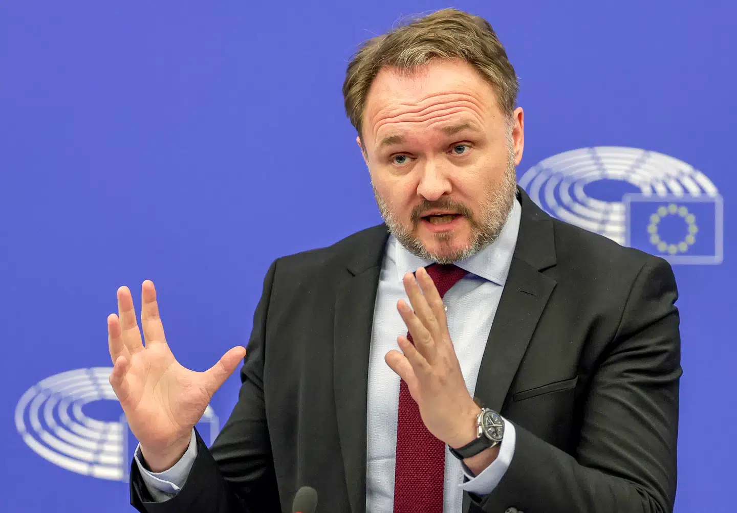 Den danske EU-kommissær for energi og boliger, Dan Jørgensen, har præsenteret kommende forslag, der gradvis skal indføre totalforbud mod russisk gas.