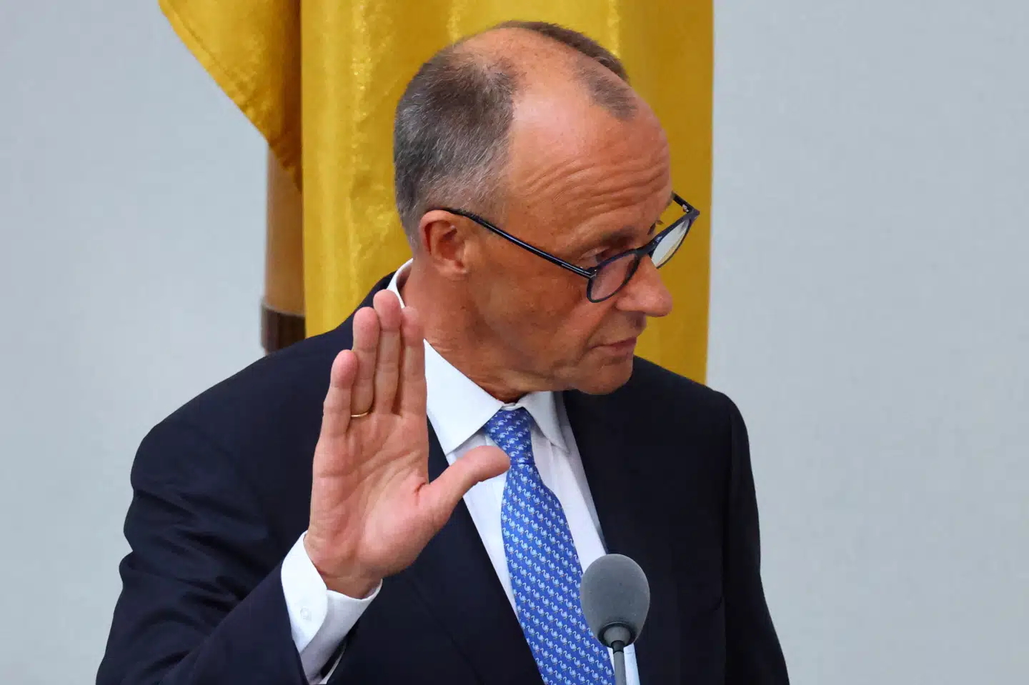 Friedrich Merz blev taget i ed som tysk kansler tirsdag efter en dag, der næppe forløb, som han havde ventet.