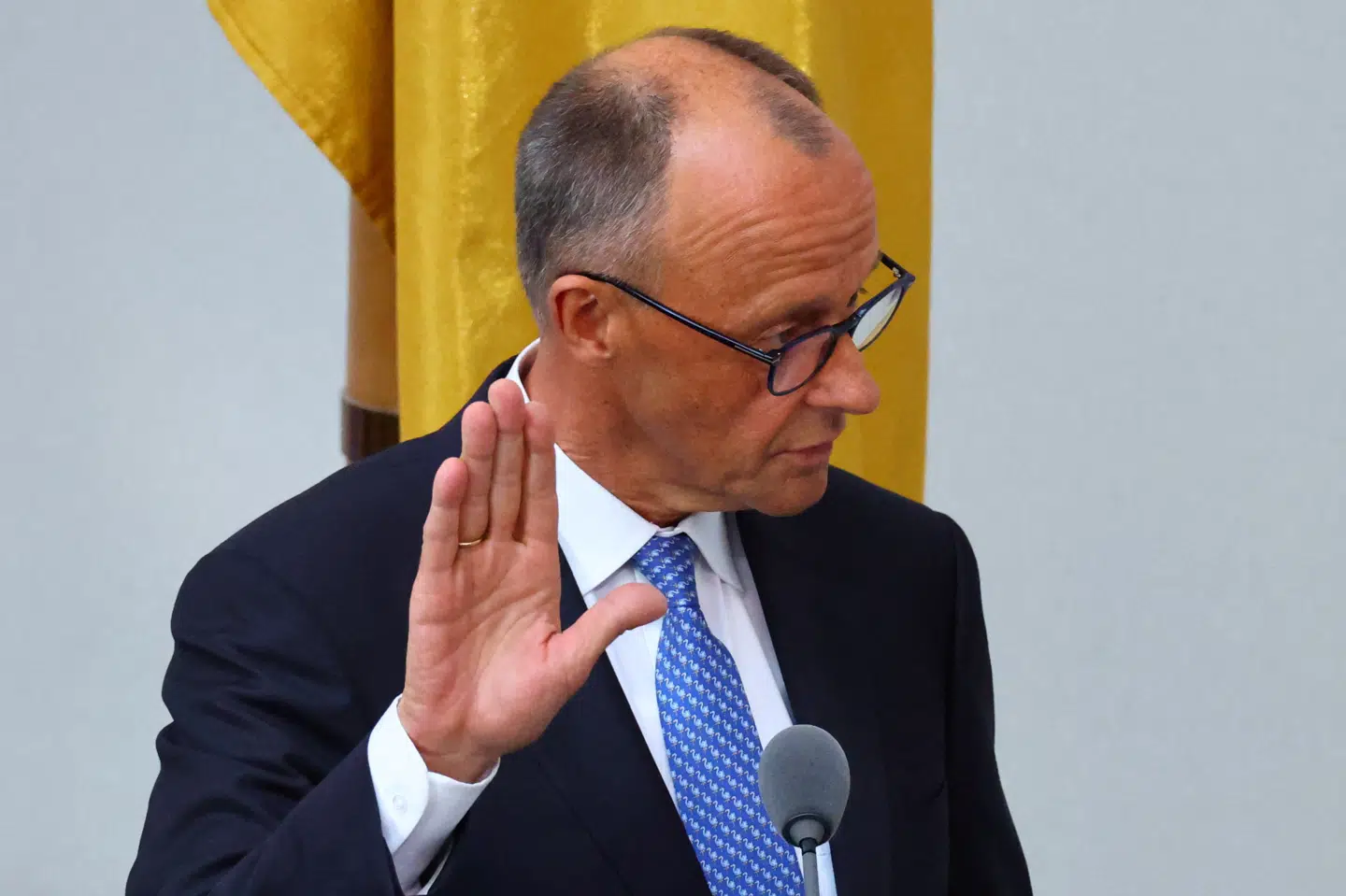 Friedrich Merz blev taget i ed som tysk kansler tirsdag efter en dag, der næppe forløb, som han havde ventet.