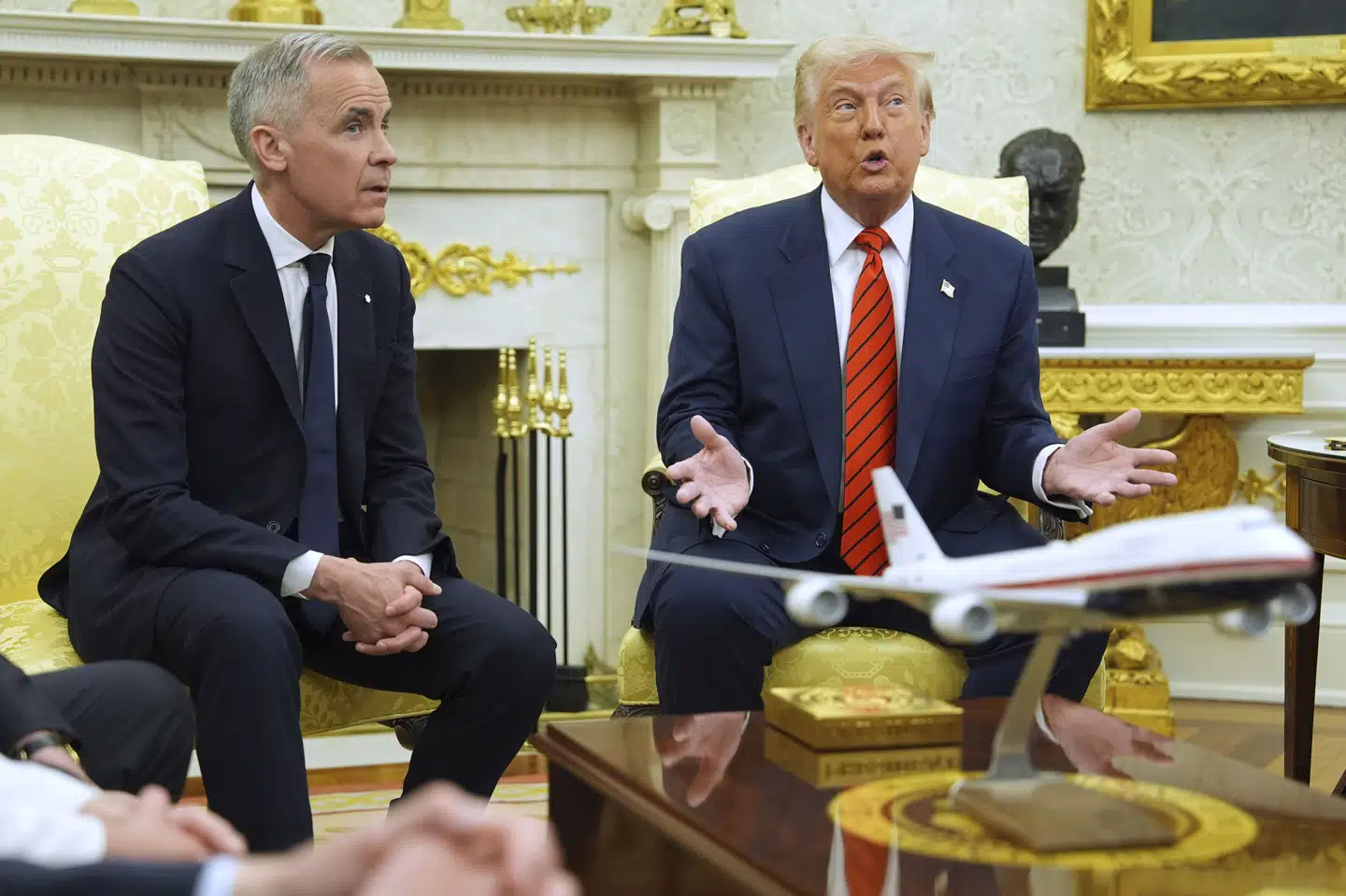 Mark Carney og Donald Trump taler med journalister i Det Hvide Hus.