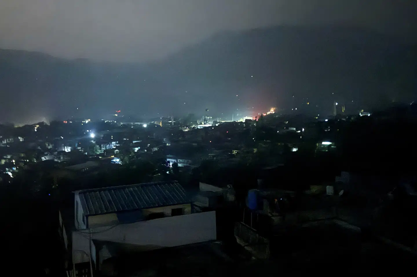 Vidner fortæller til Reuters, at de har hørt flere store eksplosioner ved byen Muzaffarabad i Kashmir-regionen.