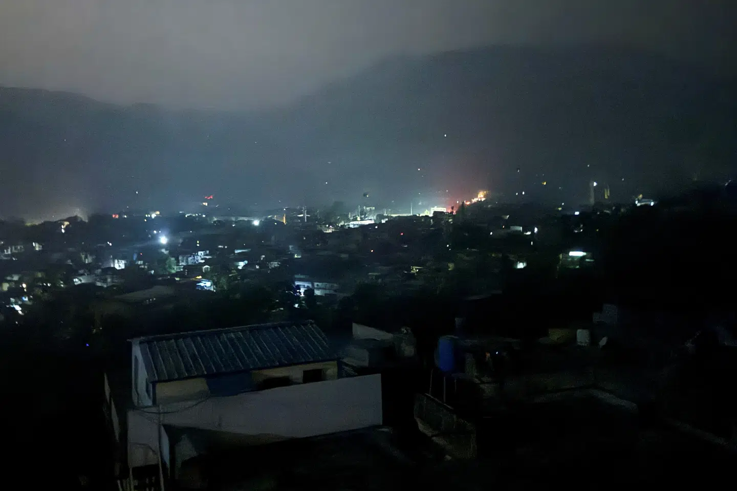 Vidner fortæller til Reuters, at de har hørt flere store eksplosioner ved byen Muzaffarabad i Kashmir-regionen.