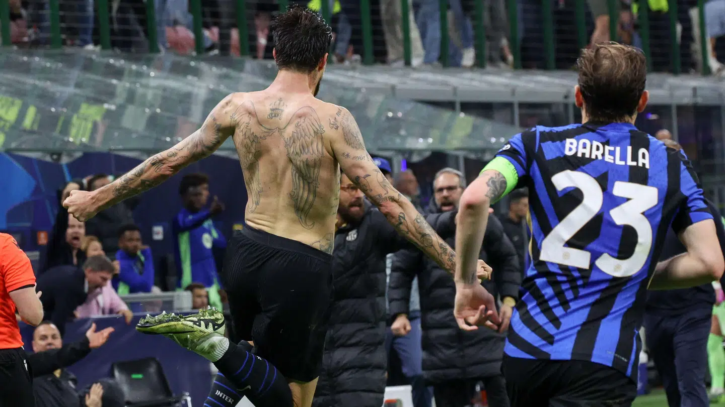 Francesco Acerbi fejrede sin udlignende scoring ved at smide trøjen i den silende regn.