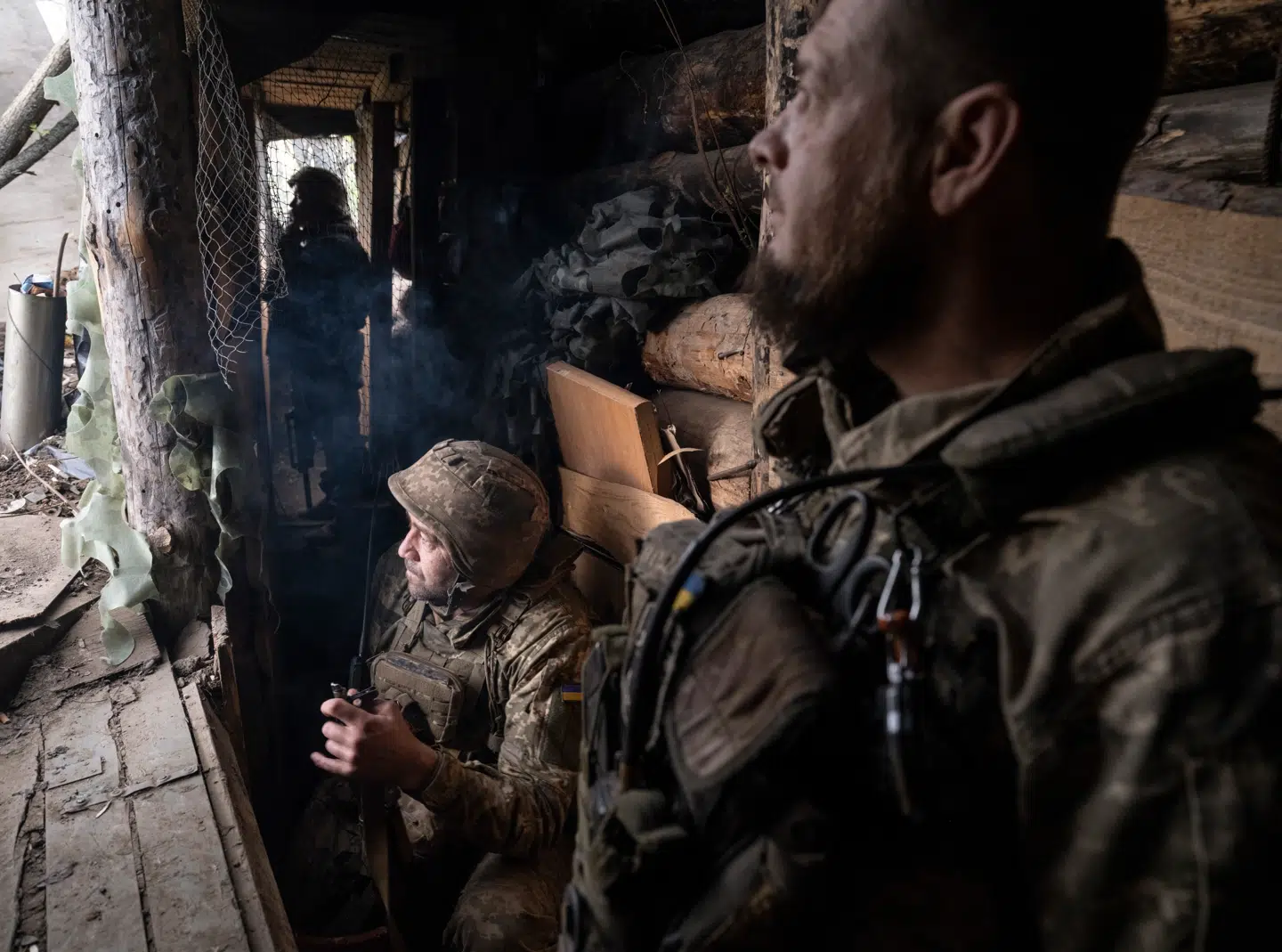 Midt i geopolitikken er det nemt at glemme, at der fortsat er hårde kampe ved fronten i Ukraine. Her ses soldater fra en af Ukraines mekaniserede brigader i færd med at nedkæmpe droner i Donetsk-regionen.