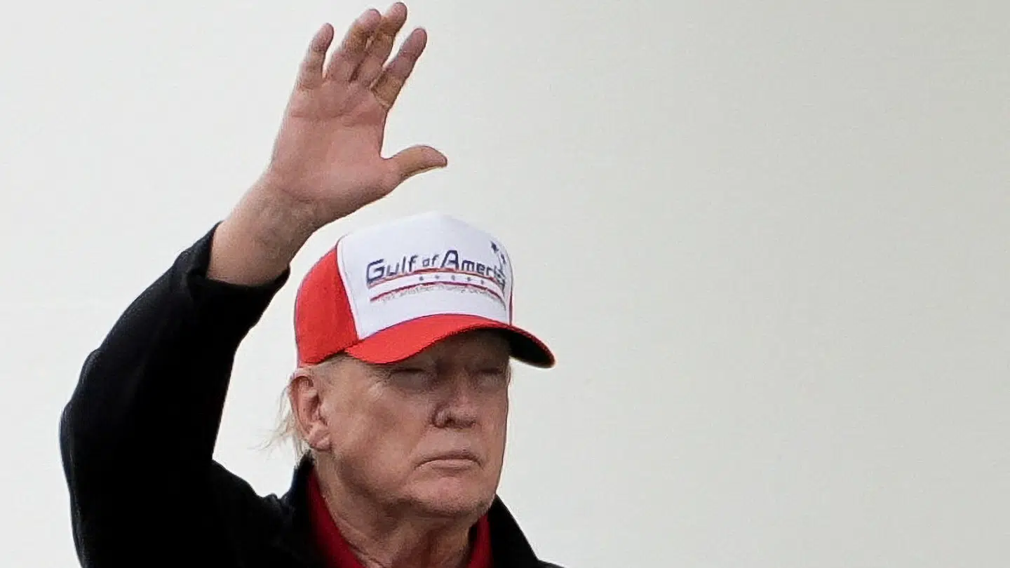 Donald Trump har endda fået lavet kasketter med det navneskift, han tidligt i sit præsidentskab annoncerede.