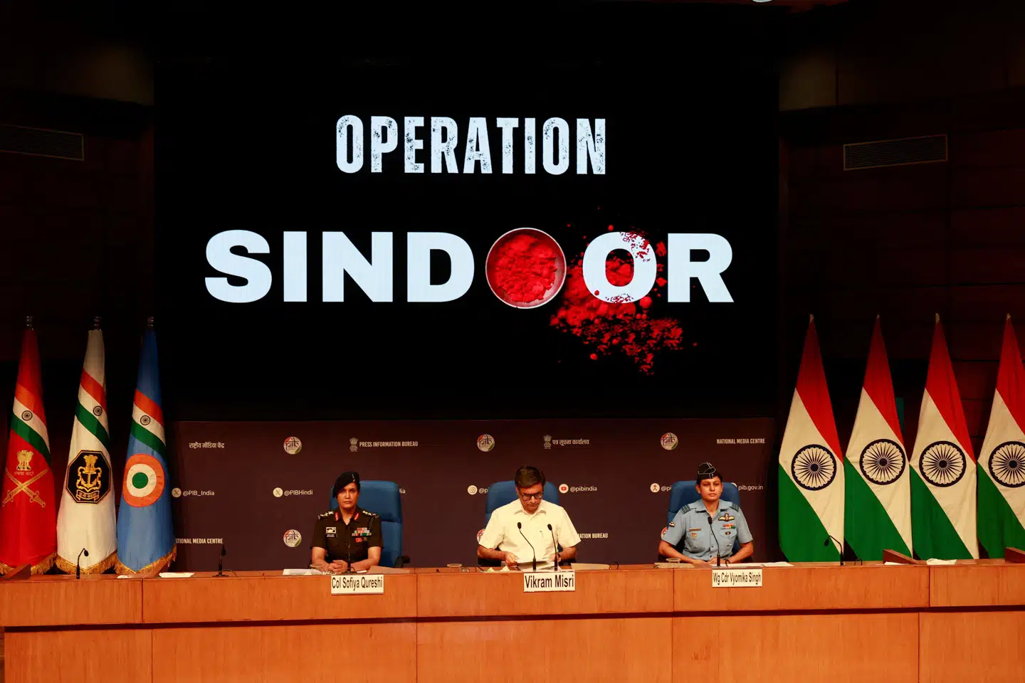 På et myndighedspressemøde onsdag morgen har udenrigsminister Vikram Misri, som sidder i midten, givet detaljer om Indiens angreb på Pakistan, som inderne har døbt "Operation Sindoor". Misri er flankeret af to repræsentanter for det indiske militær på pressemødet, som blev holdt i den indiske hovedstad, New Delhi.